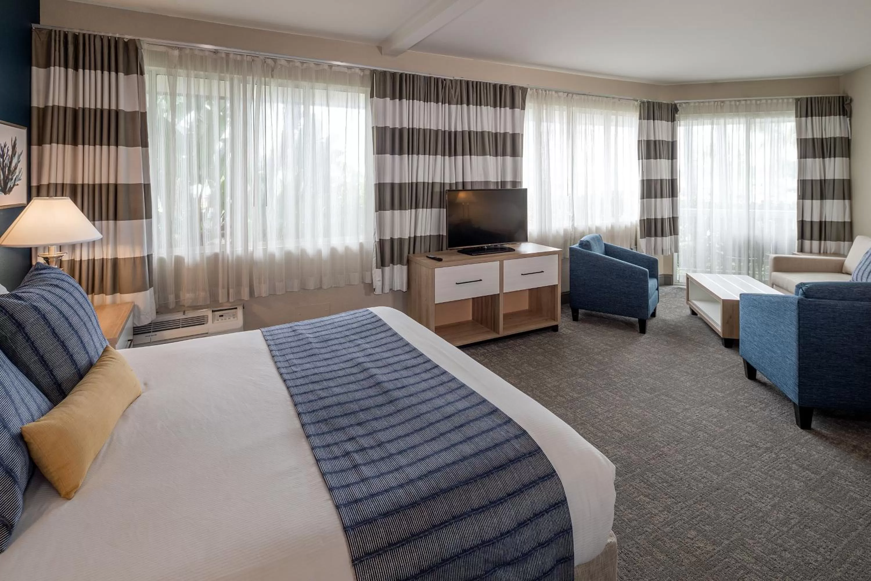 Living room, Bed in Bay Club Hotel and Marina