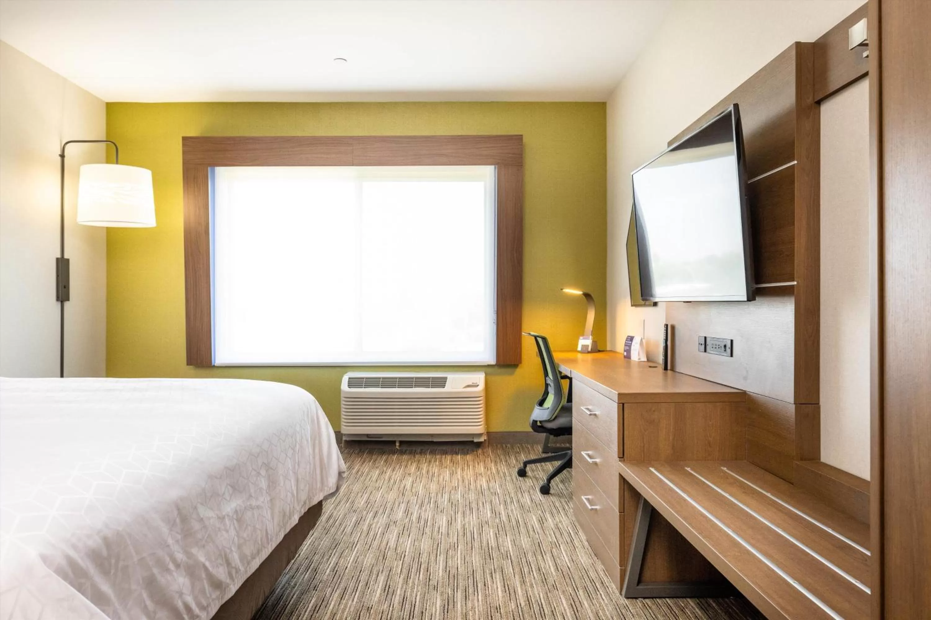 Photo of the whole room, Bed in Holiday Inn Express & Suites - San Jose Silicon Valley by IHG