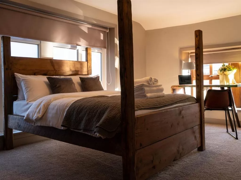 Bedroom, Bed in The Lion Pub & Grill