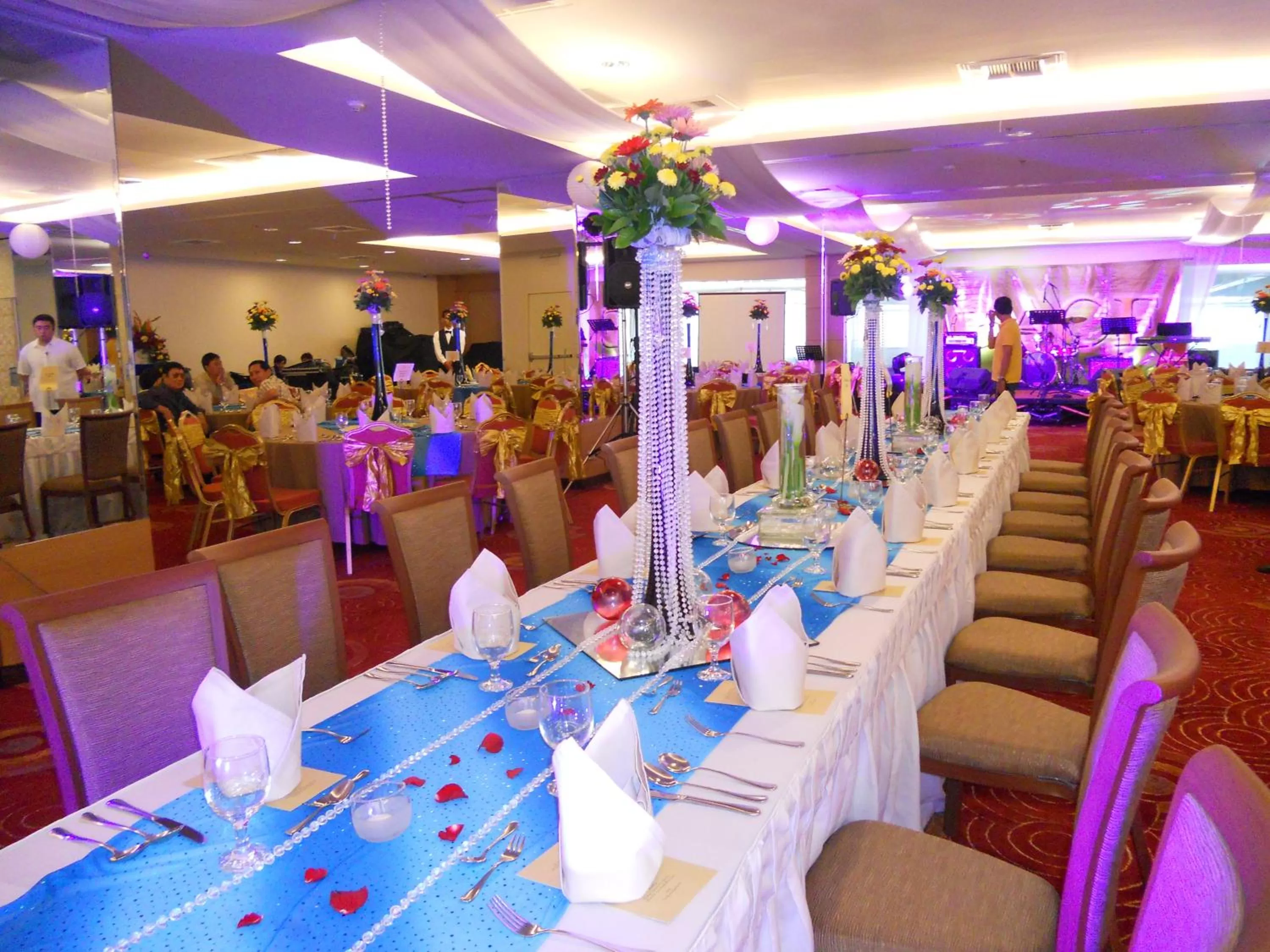 Restaurant/places to eat in ACE Hotel and Suites