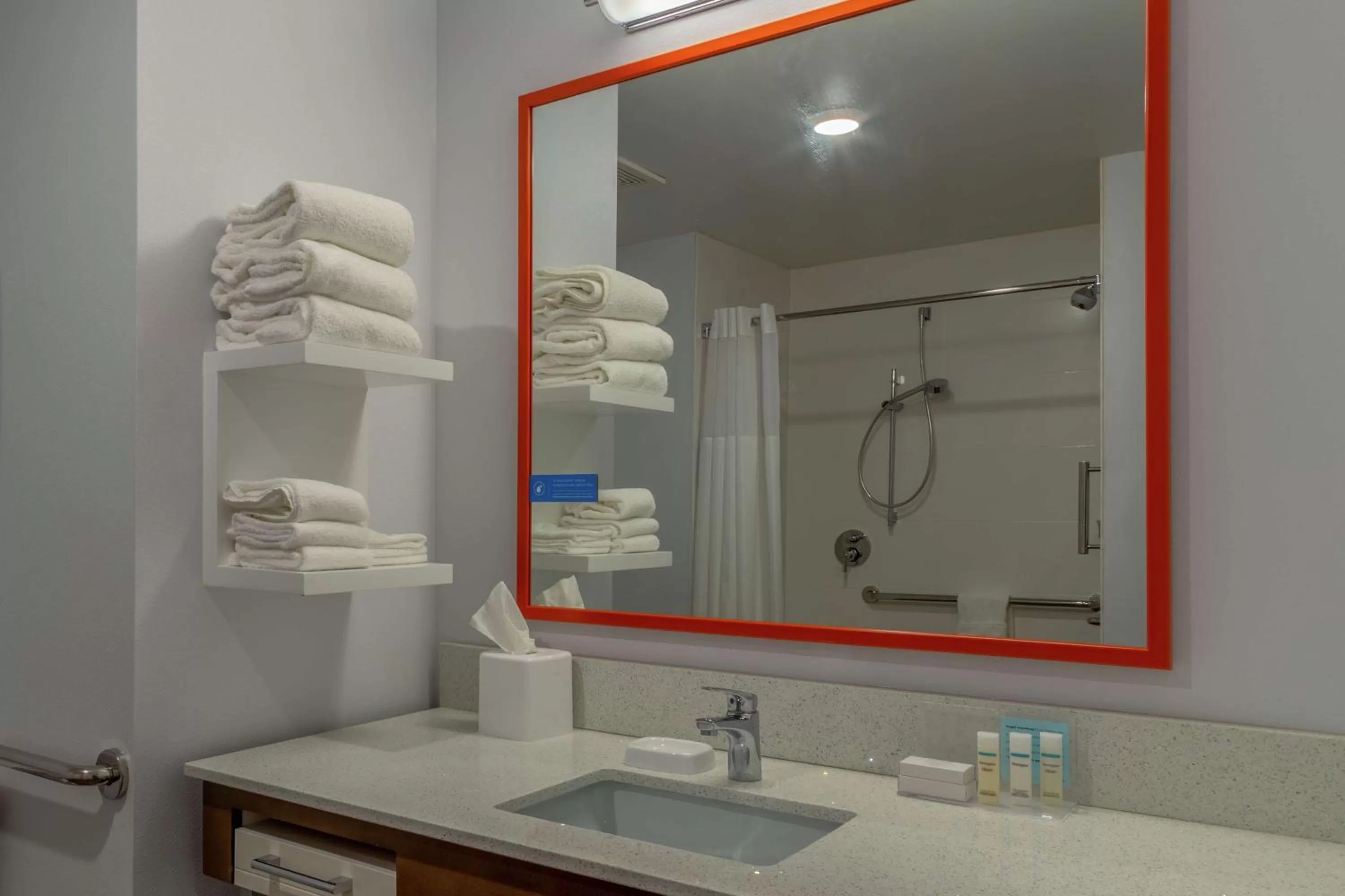 Bathroom in Hampton Inn Bourbonnais Kankakee