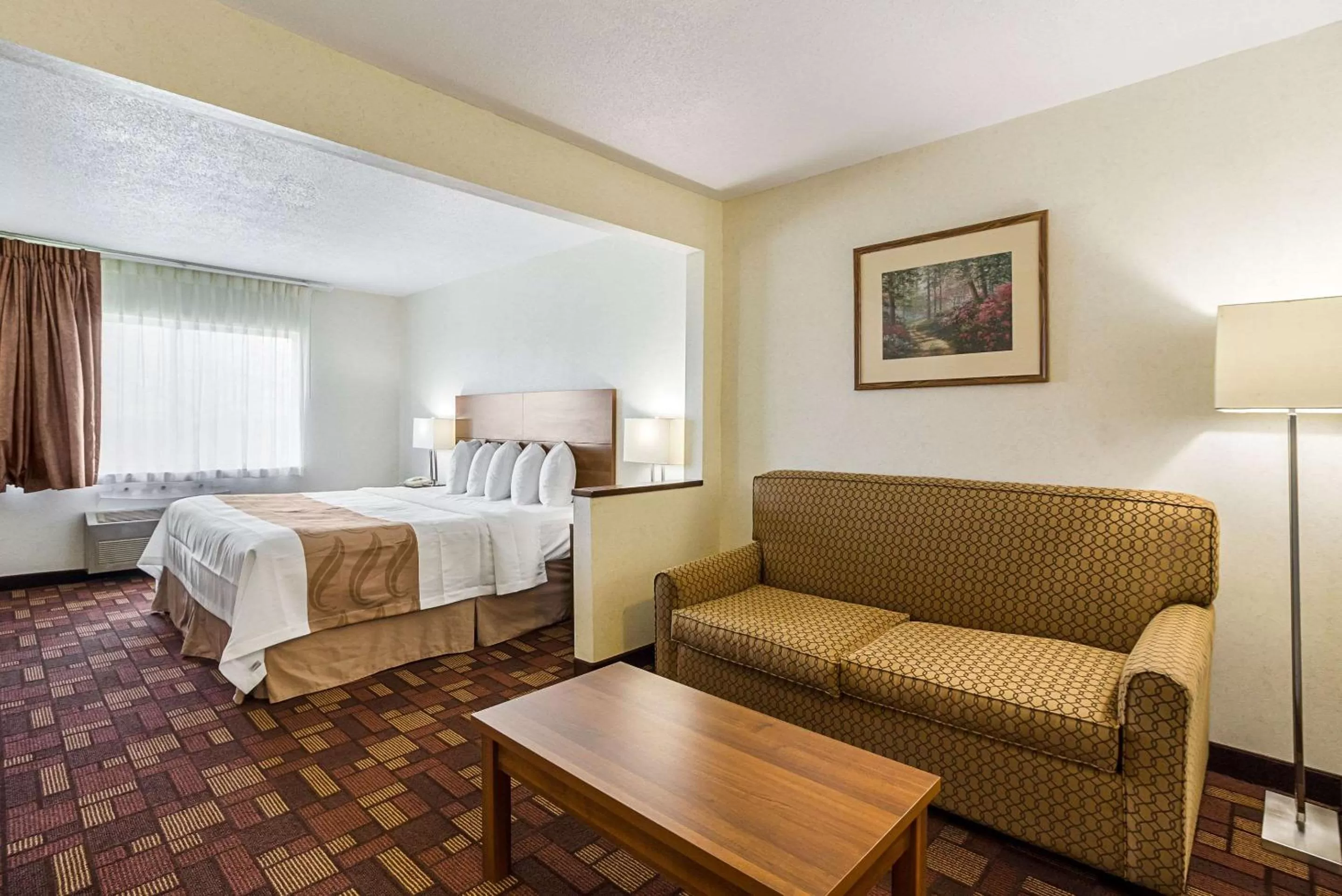 Photo of the whole room, Bed in Econo Lodge Luverne I-90