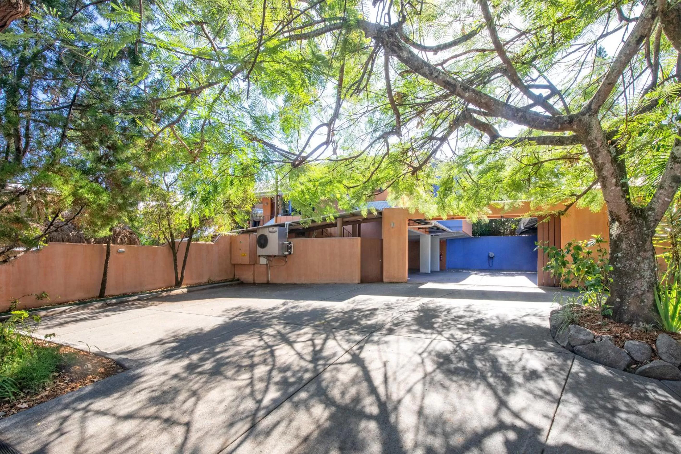 Parking, Property Building in L'Auberge Noosa