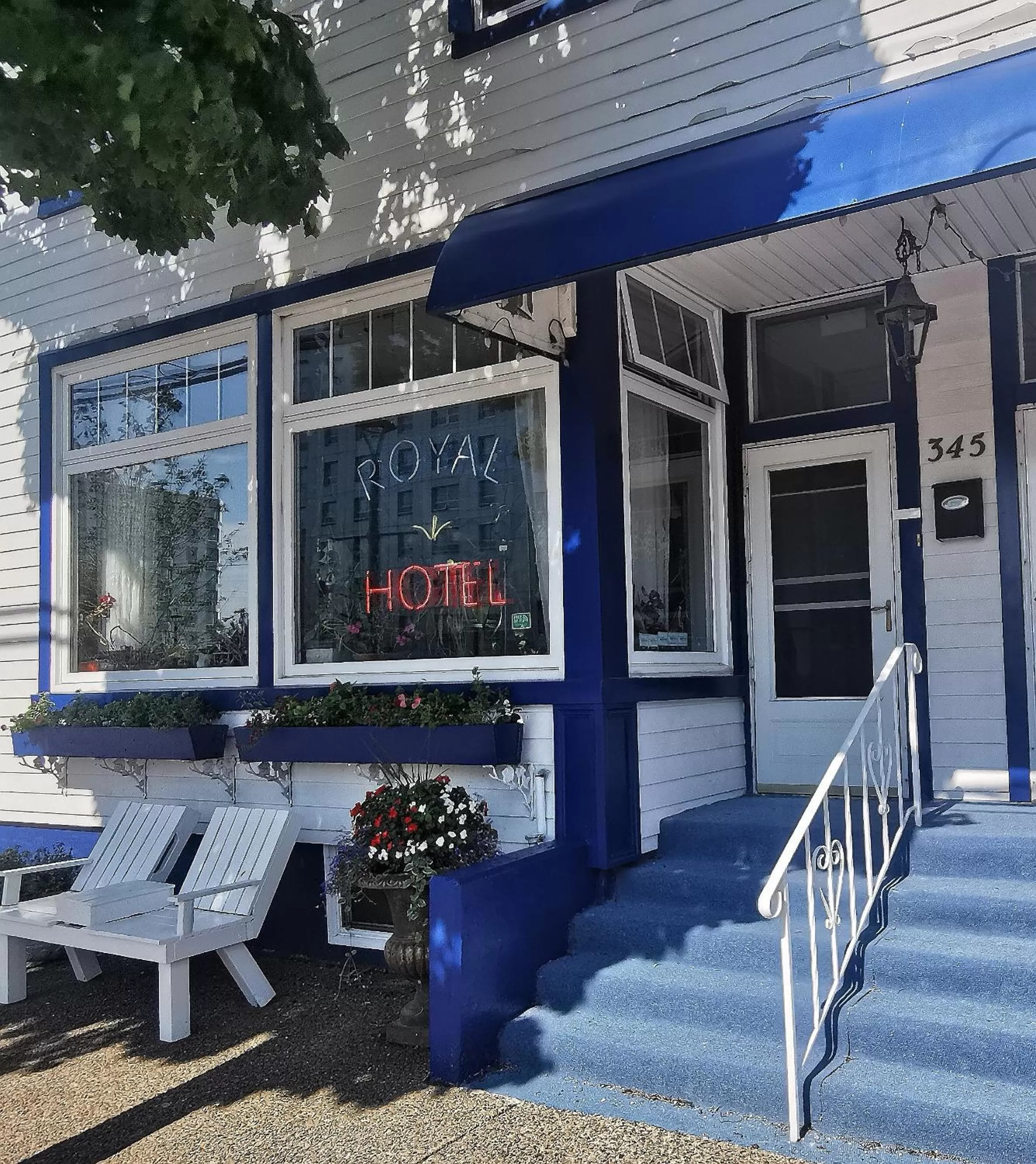 Facade/entrance in Royal Hotel