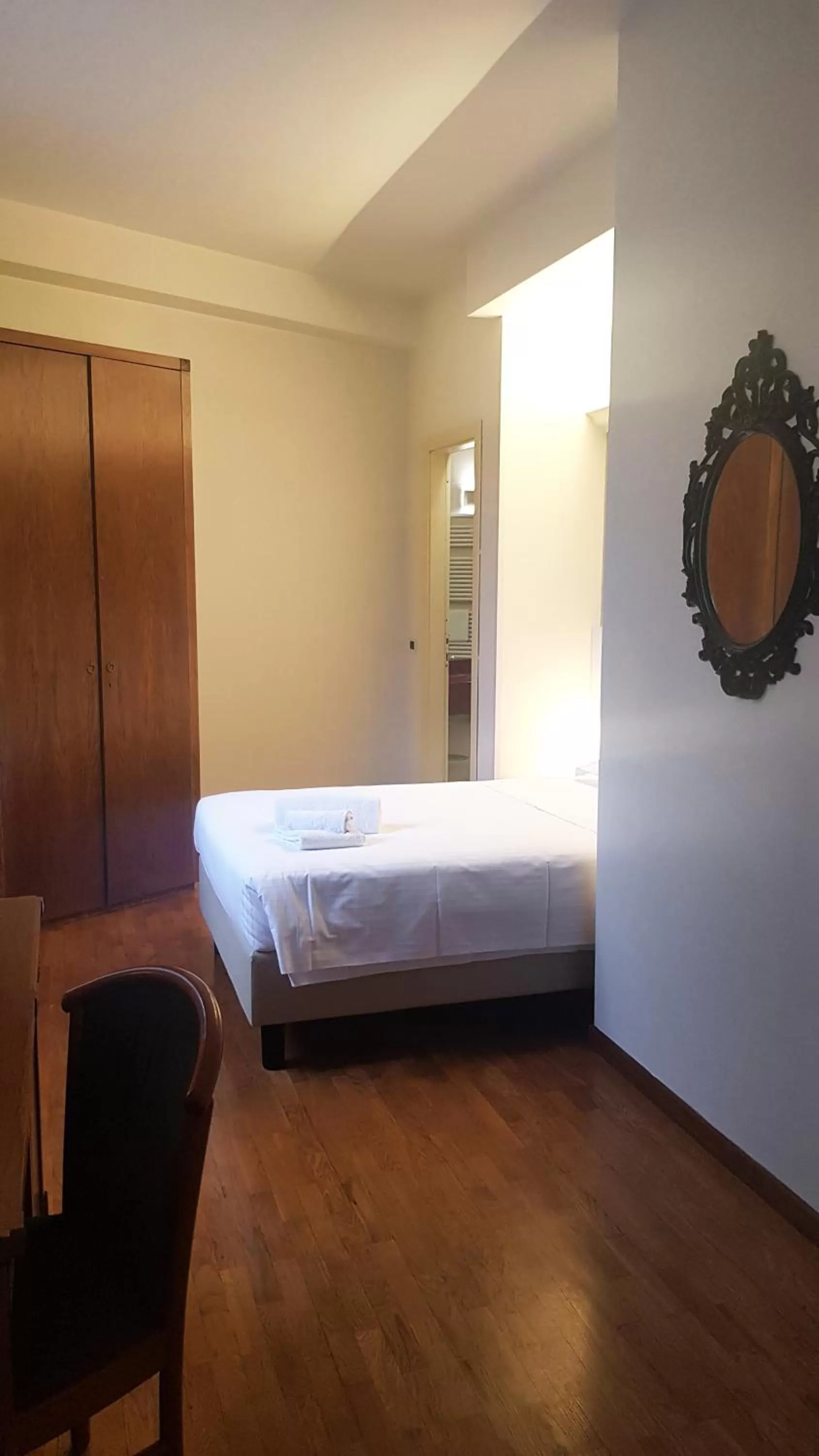 Bathroom, Bed in Hotel Elefante