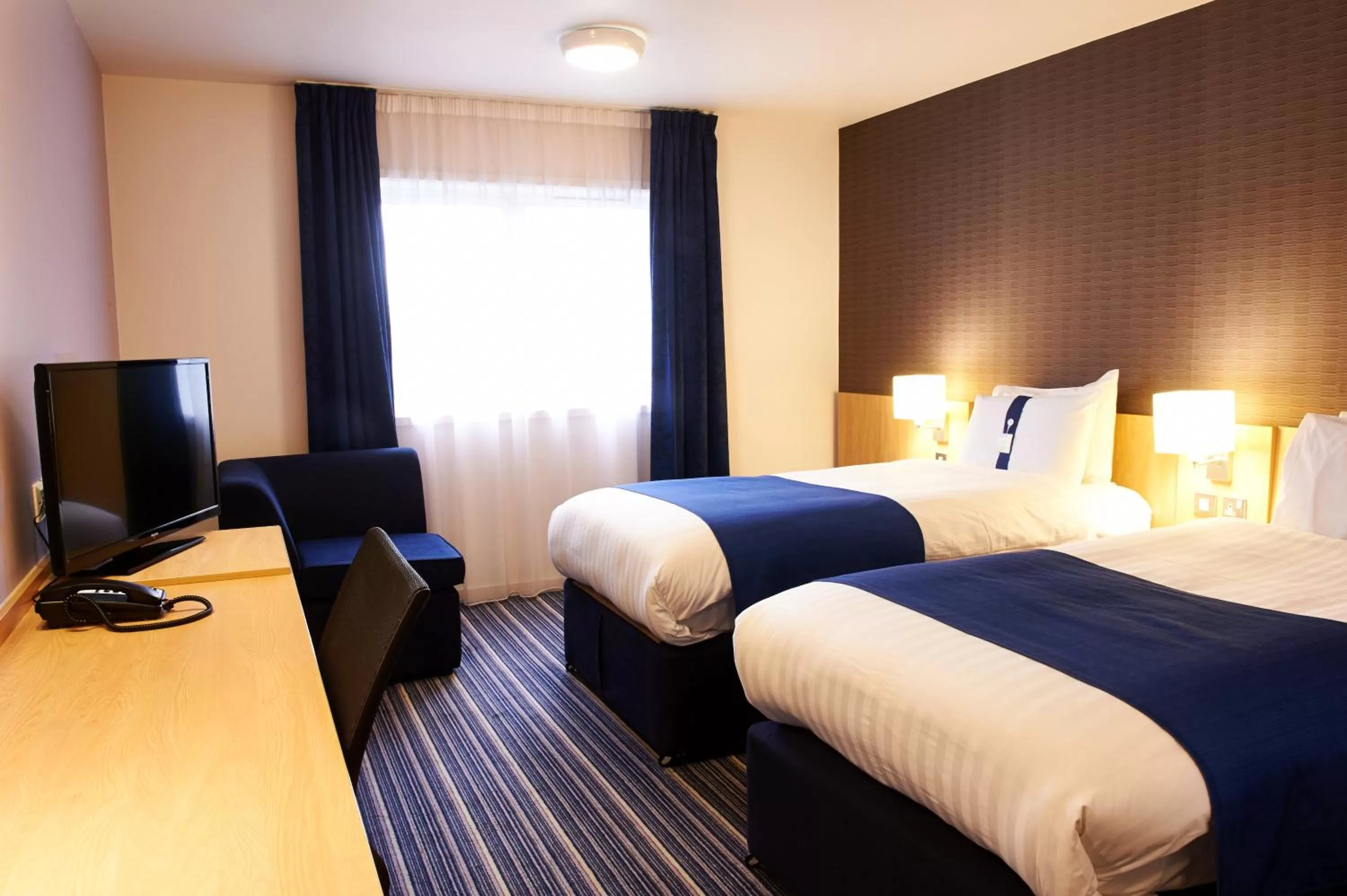 Photo of the whole room, Bed in Holiday Inn Express Manchester Airport by IHG