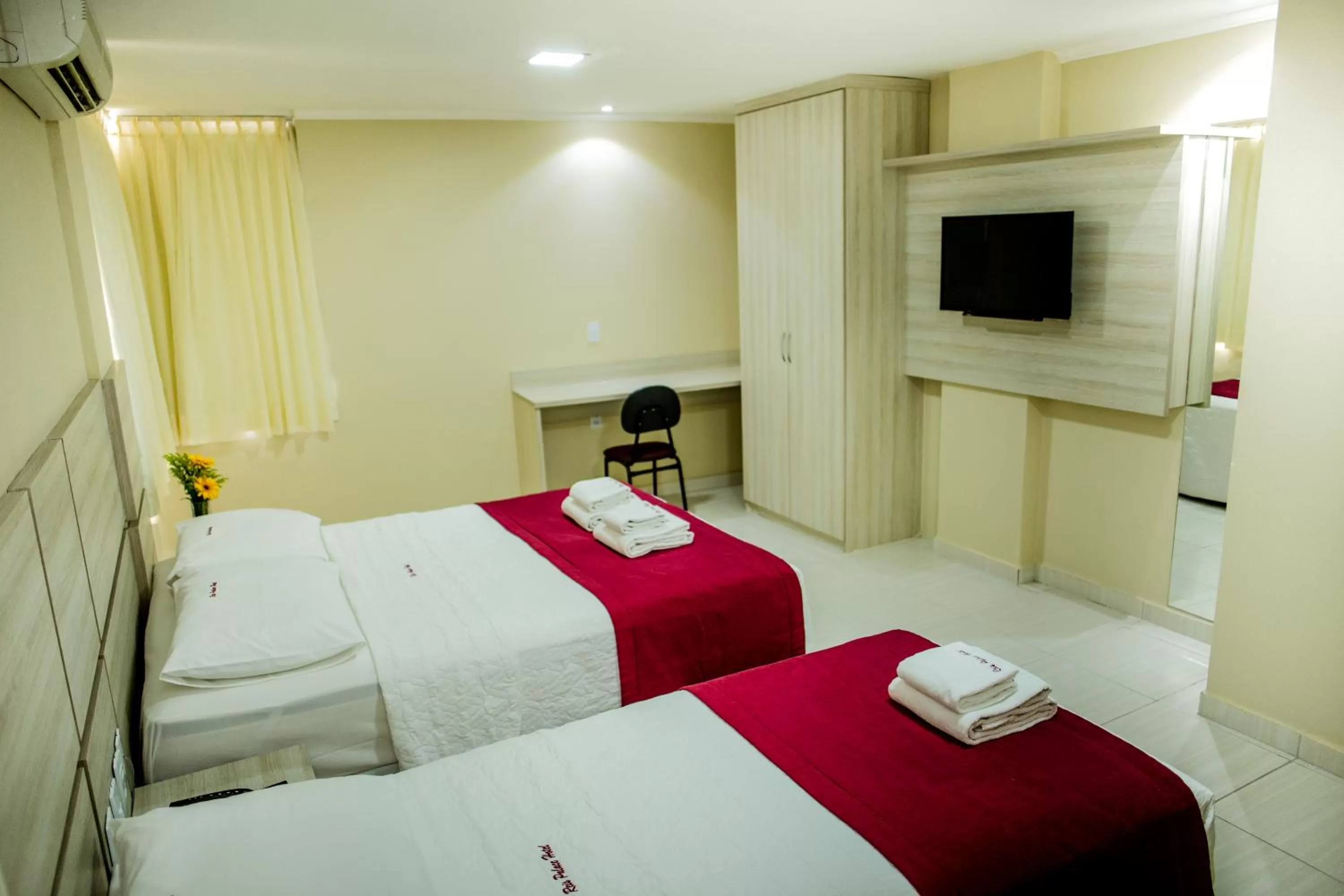 Photo of the whole room, Bed in Reis Palace Hotel