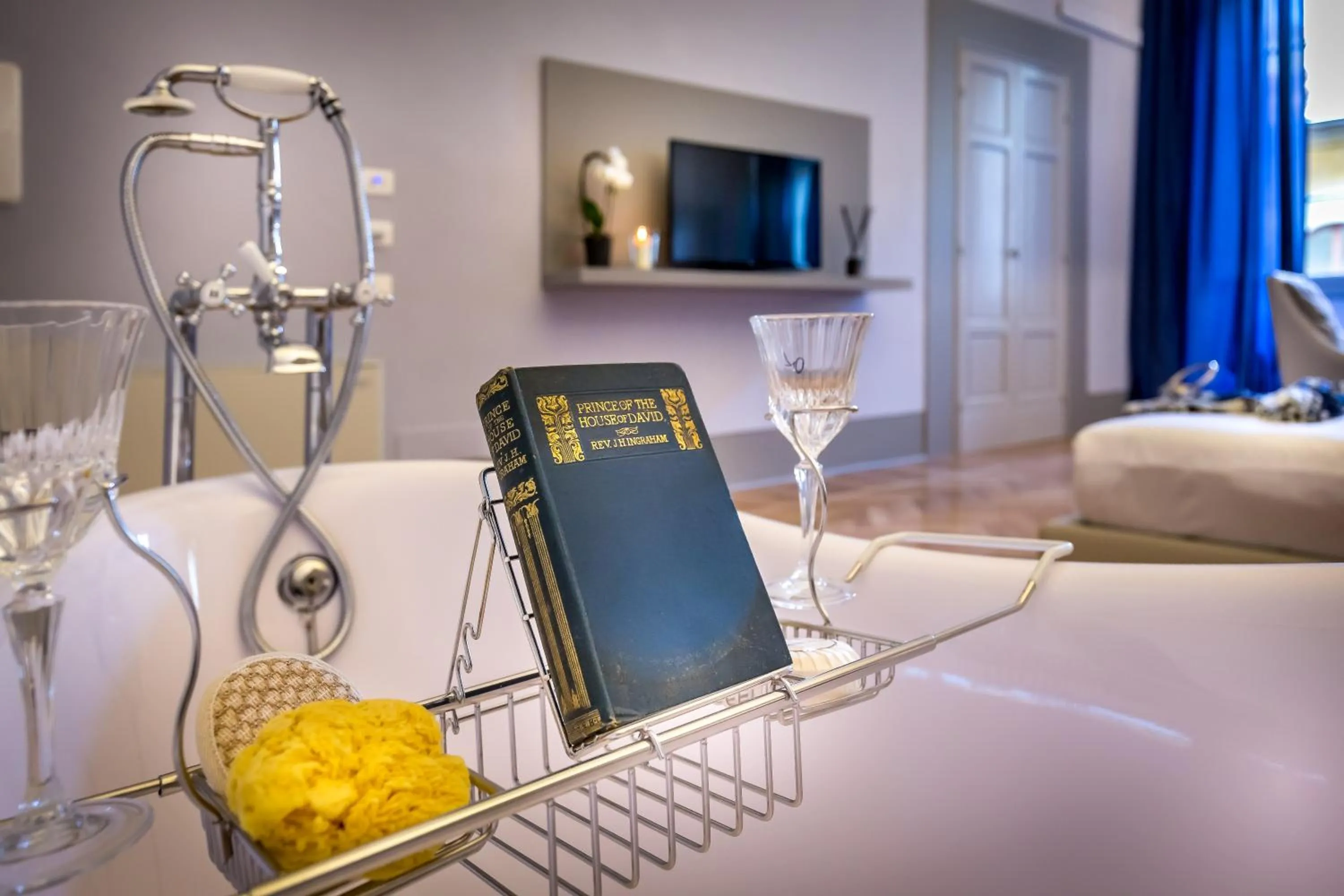 Decorative detail, Bed in Palazzo Ridolfi - Residenza d'Epoca