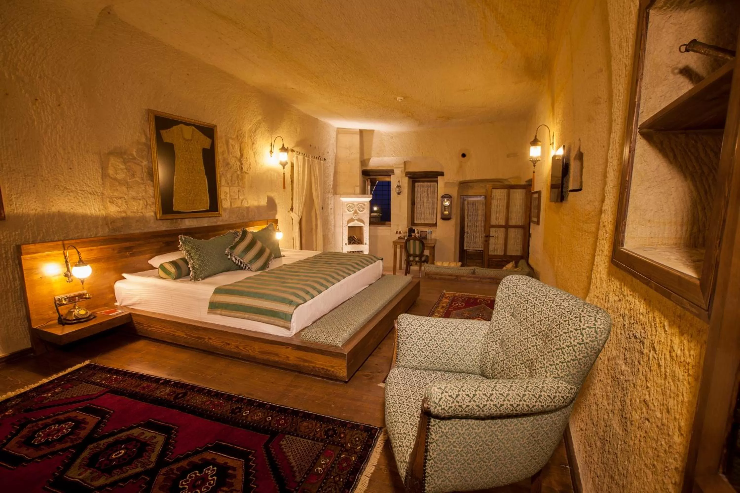 Photo of the whole room, Bed in Kayakapi Premium Caves Cappadocia