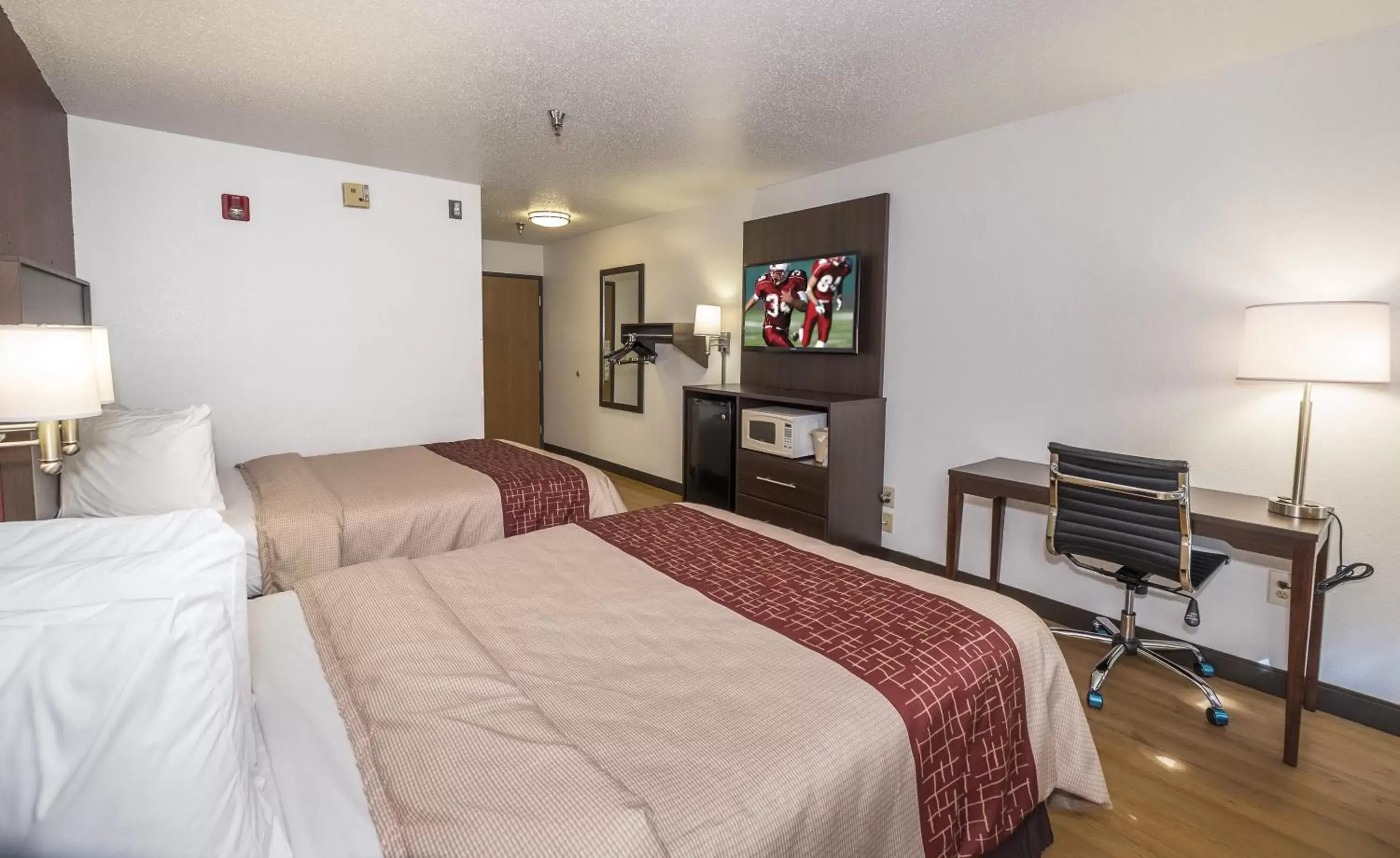 Deluxe Double Room with Two Double Beds - Disability Access/Roll-in Shower Non-Smoking in Red Roof Inn Columbus - Hebron Deluxe Double Room with Two Double Beds - Disability Access/Roll-in Shower Non-Smoking in Red Roof Inn Columbus - Hebron