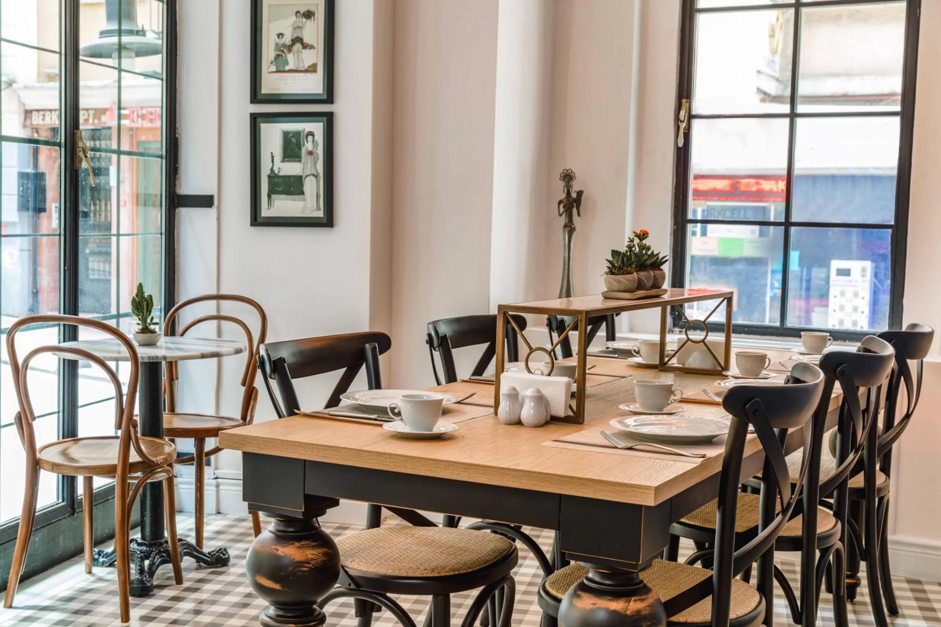 Restaurant/places to eat in Petros Hotel