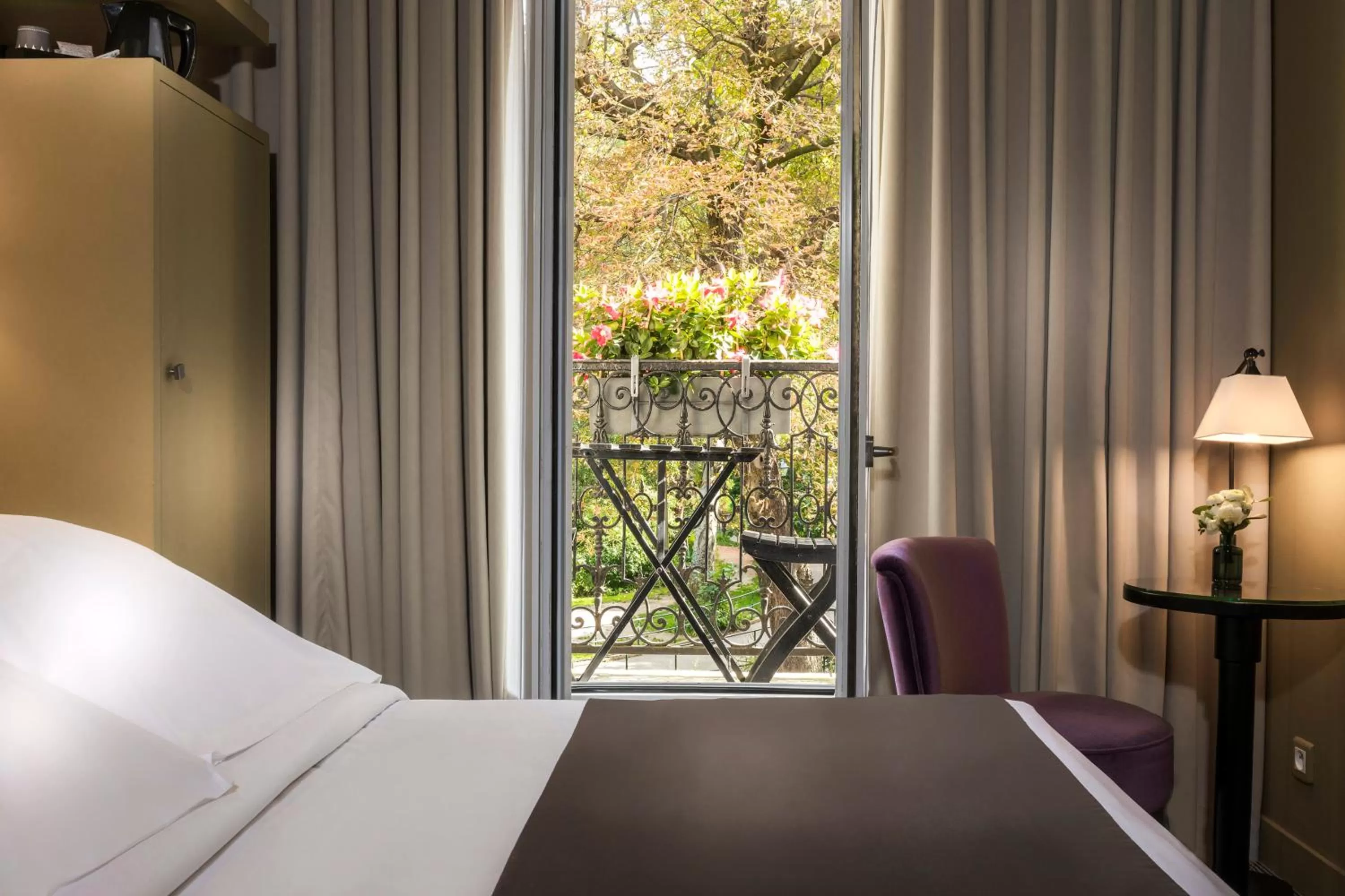 View (from property/room), Bed in Gardette Park Hotel