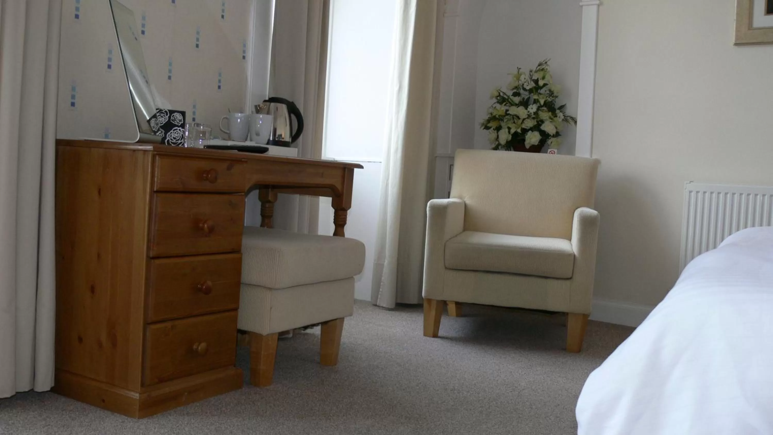 Seating area, Bed in The Home Arms Guesthouse