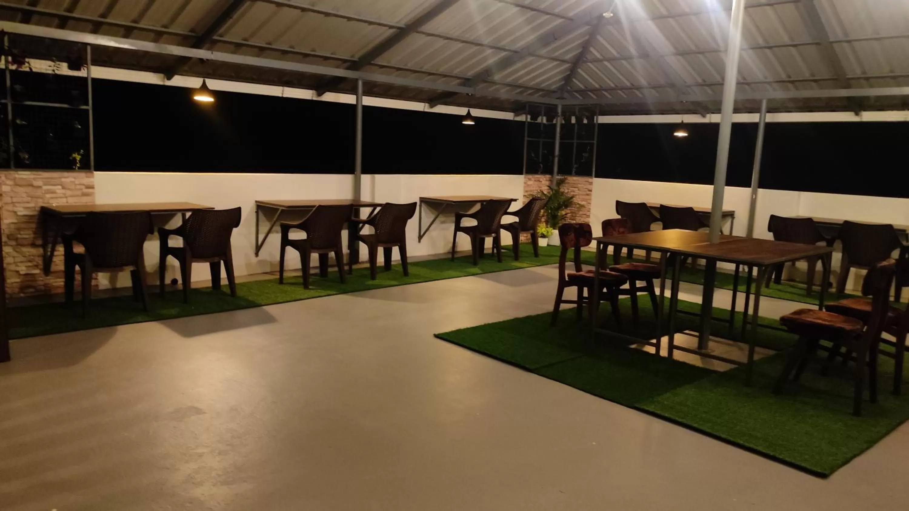 Seating area, Restaurant/Places to Eat in Happy Buddha S4