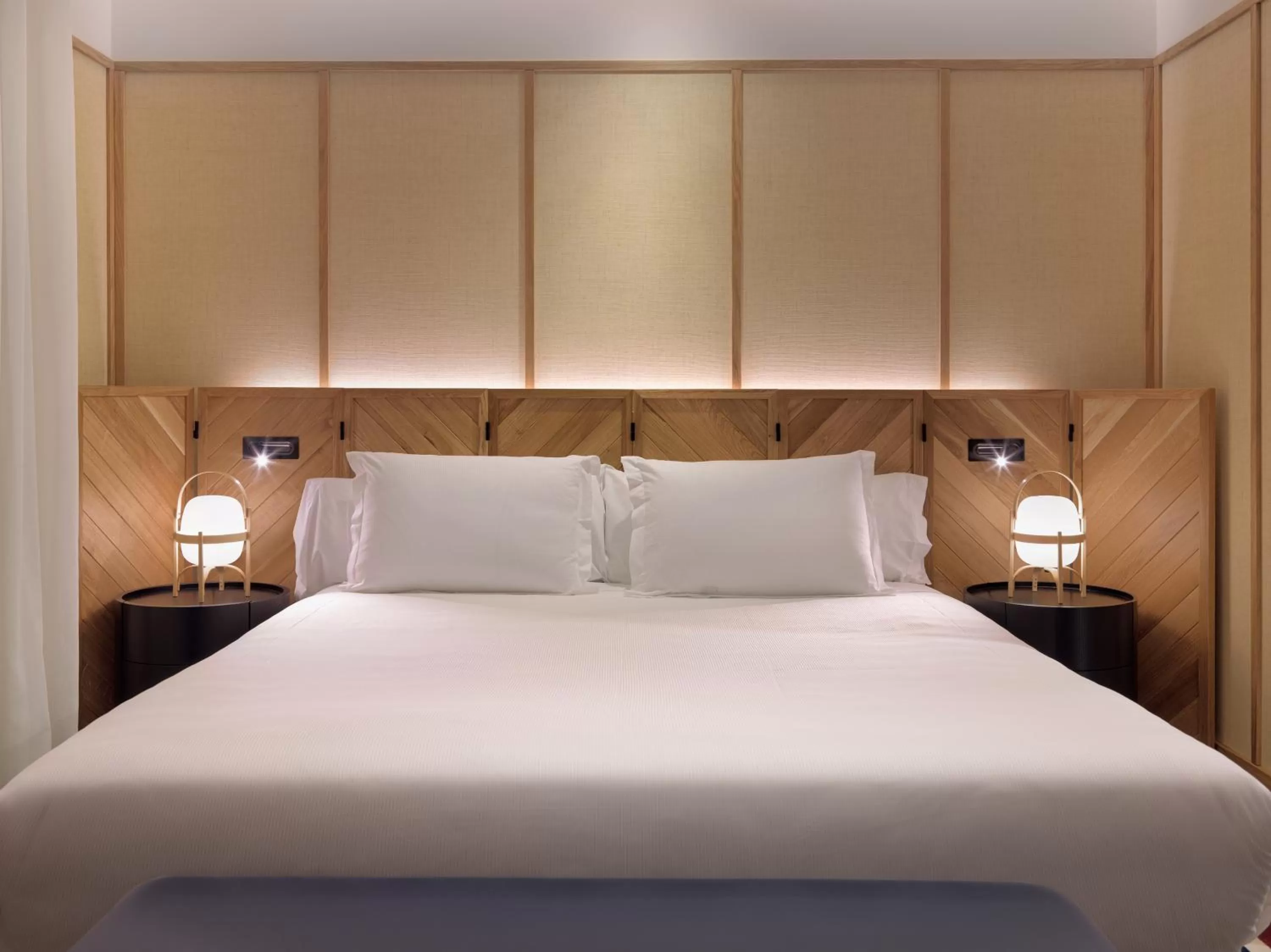 Decorative detail, Bed in H10 Madison 4* Sup