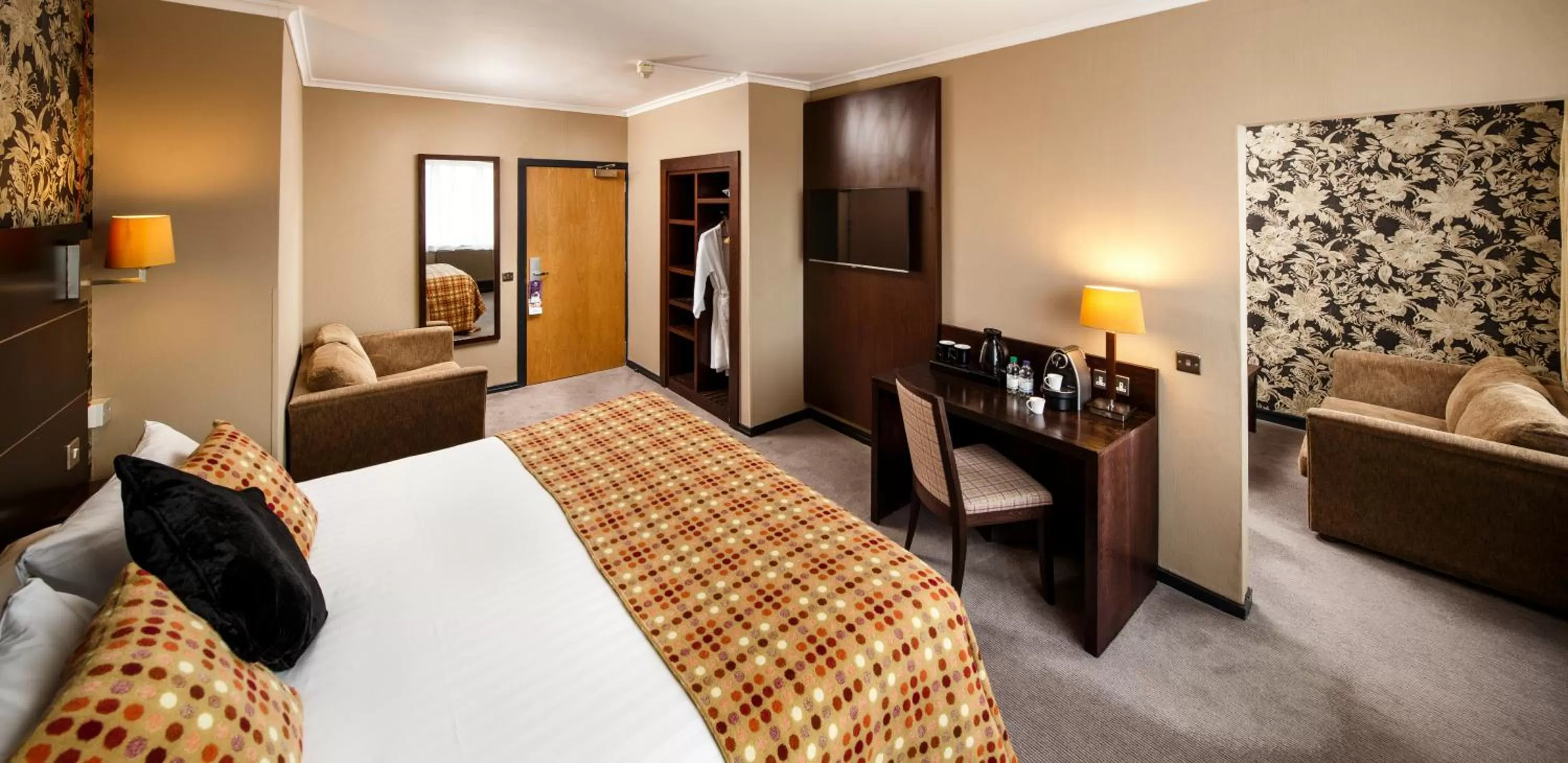Photo of the whole room, Bed in Mercure Inverness Hotel