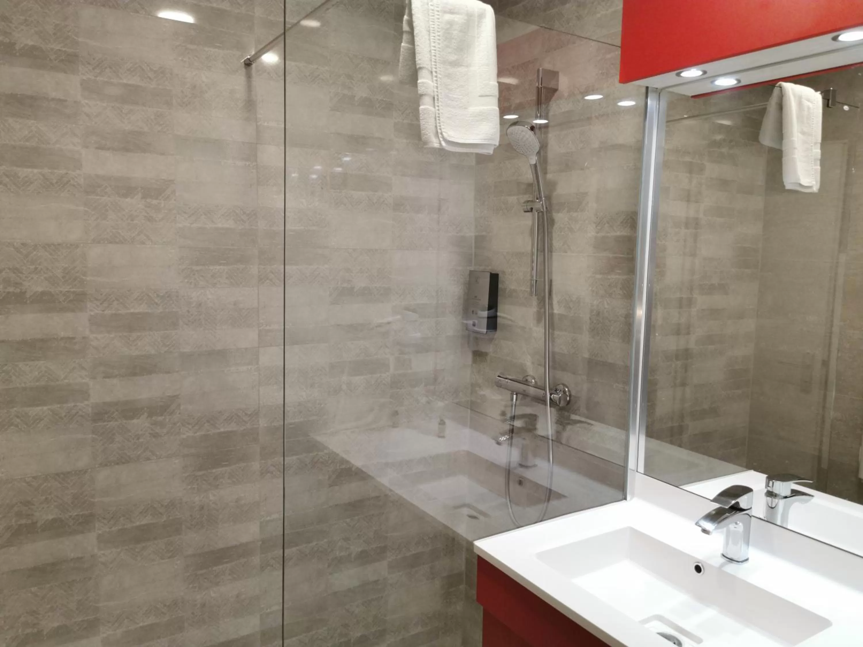 Bathroom in Hotel Restaurant Au Parc des Cigognes