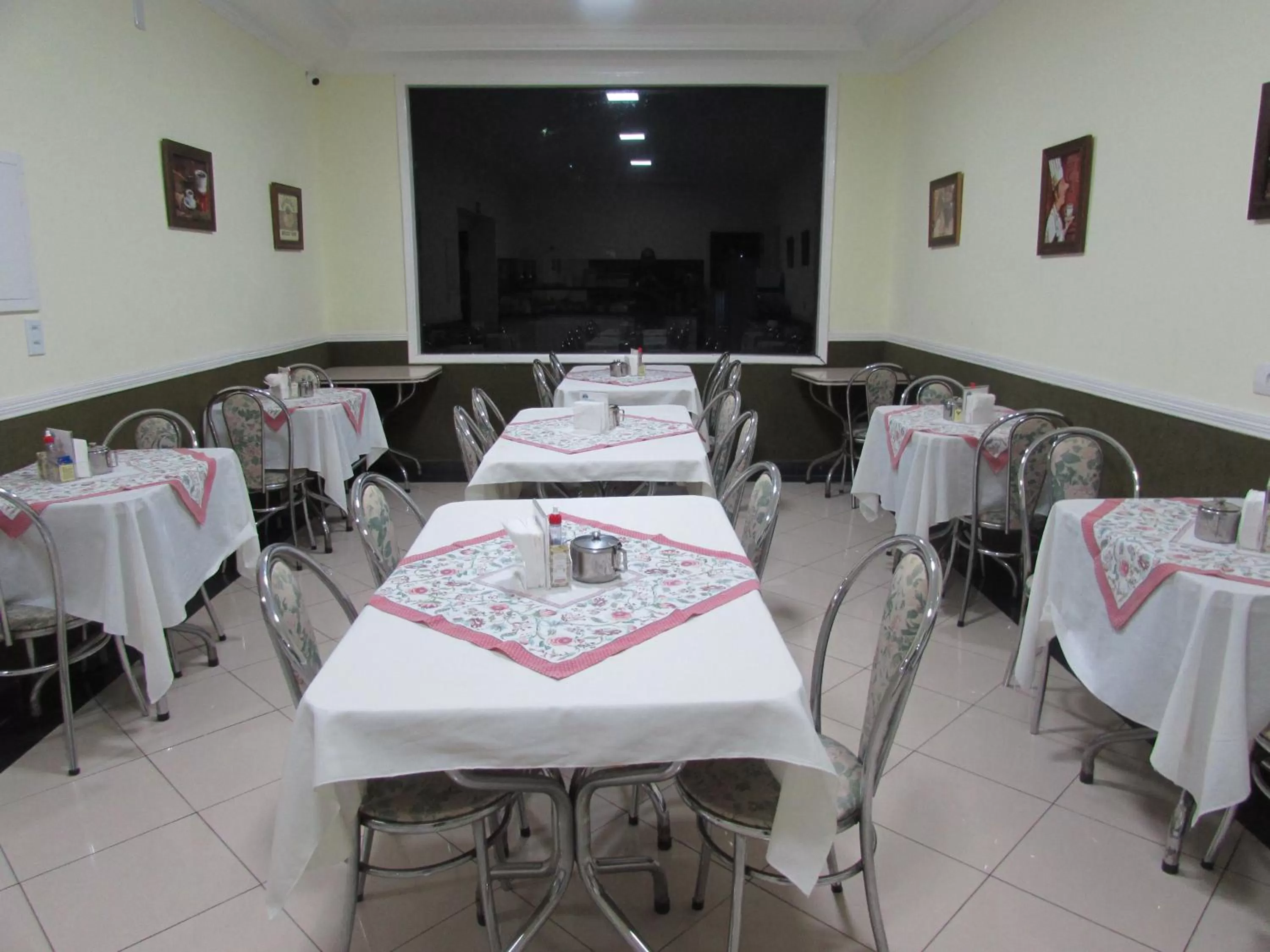 Restaurant/Places to Eat in Hotel Monteneve a 2 minutos do Bom Retiro, a 8 minutos da 25 de Março a 100 metros da estação de trem para Aeroporto Internacional de Guarulhos