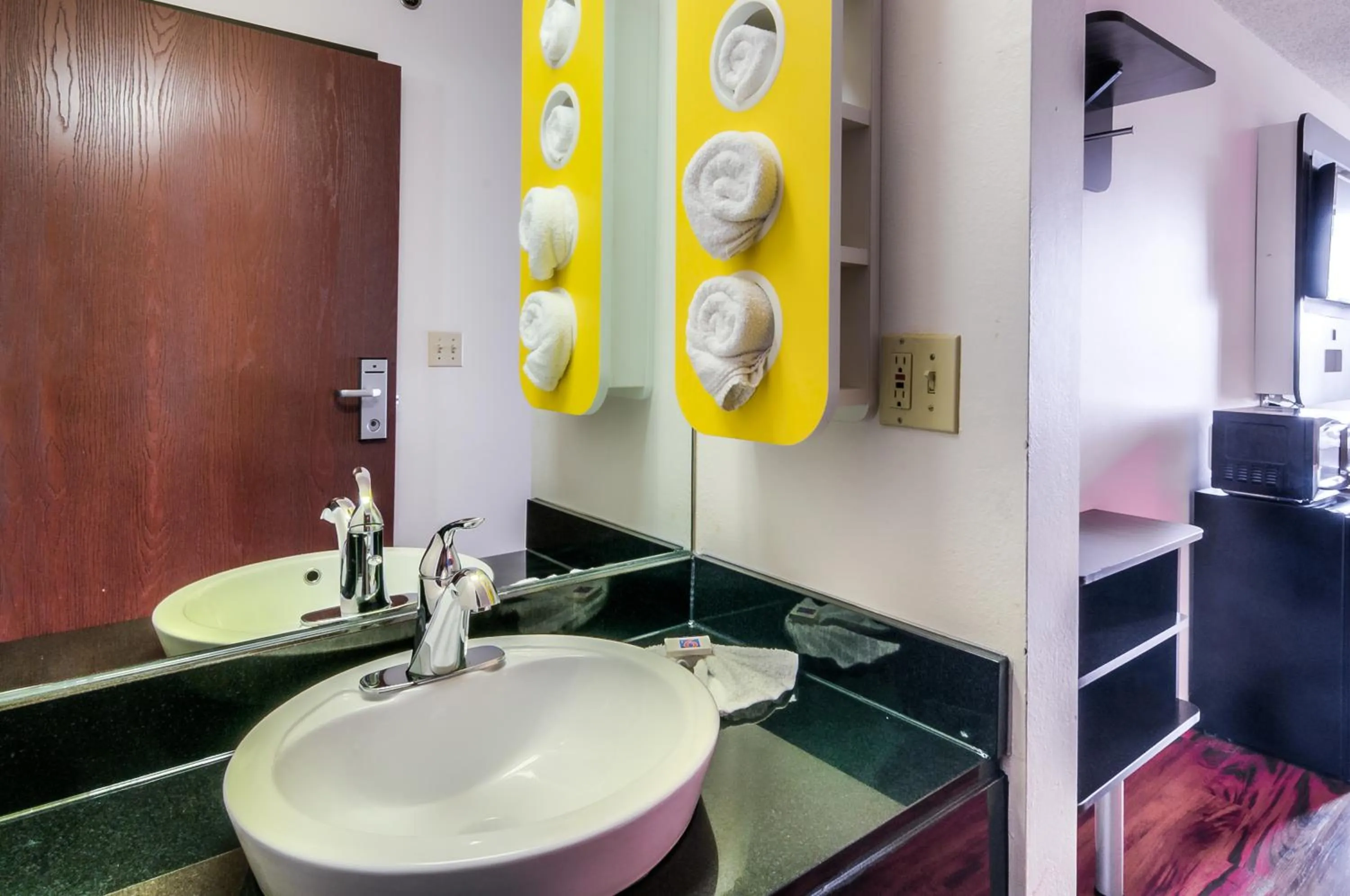 Bathroom in Motel 6-Lansing, IL - Chicago South