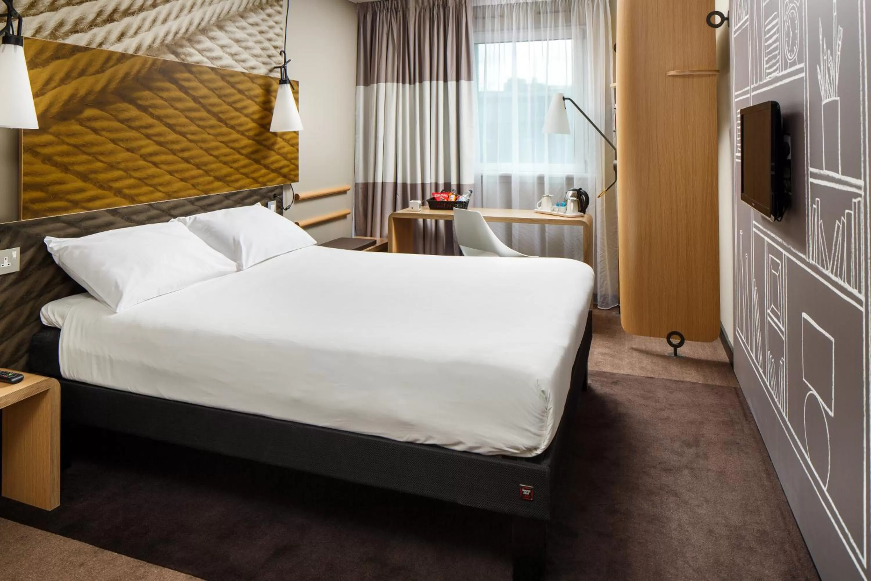 Bed in ibis Glasgow City Centre – Sauchiehall St