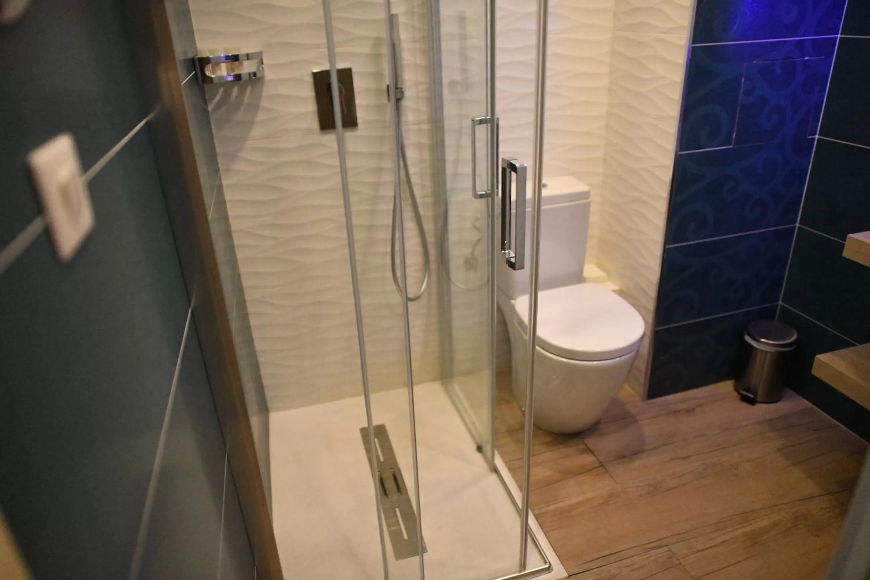 Shower in Hôtel Le Claridge