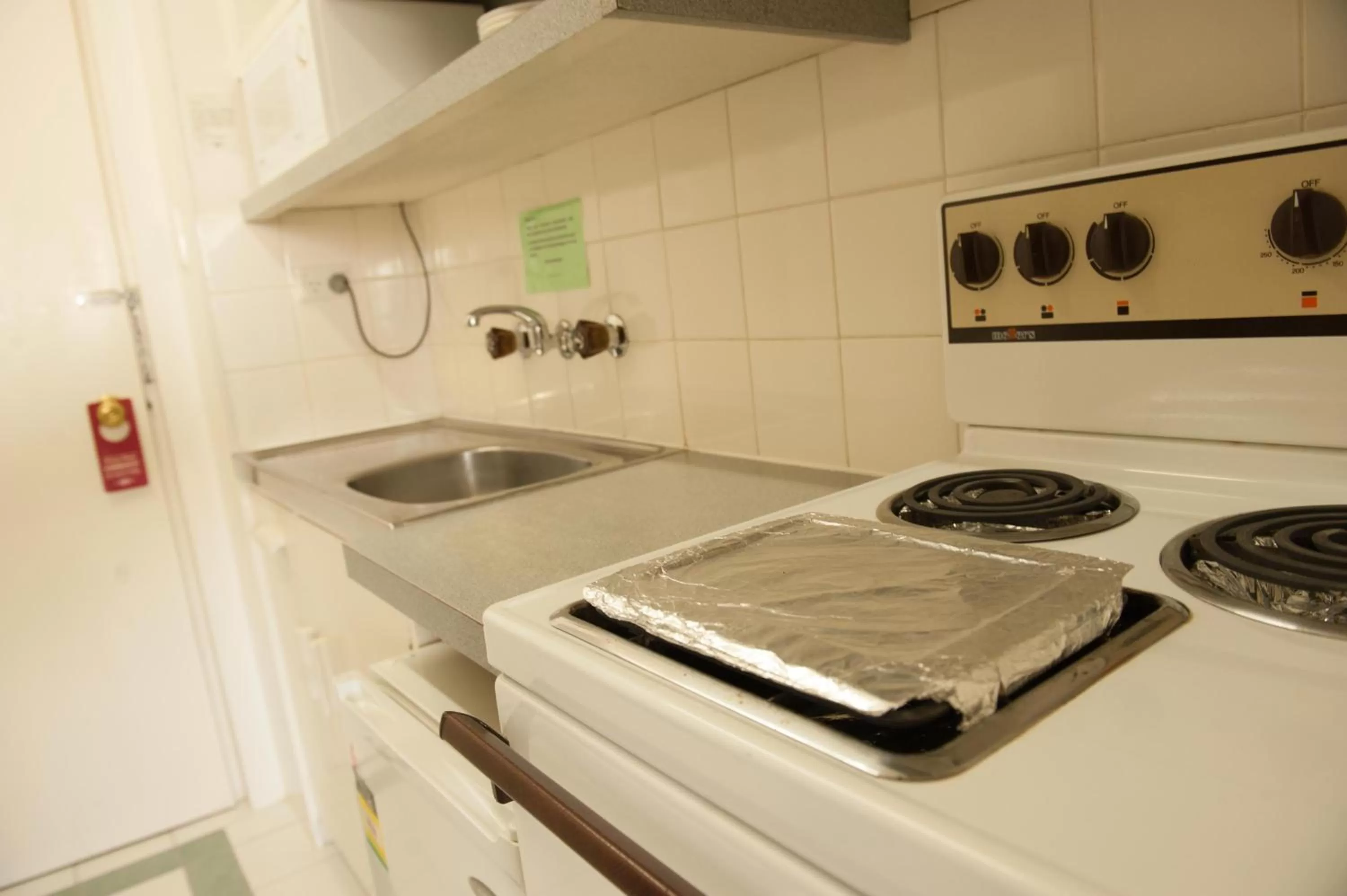 Kitchen or kitchenette in Parklane Motel