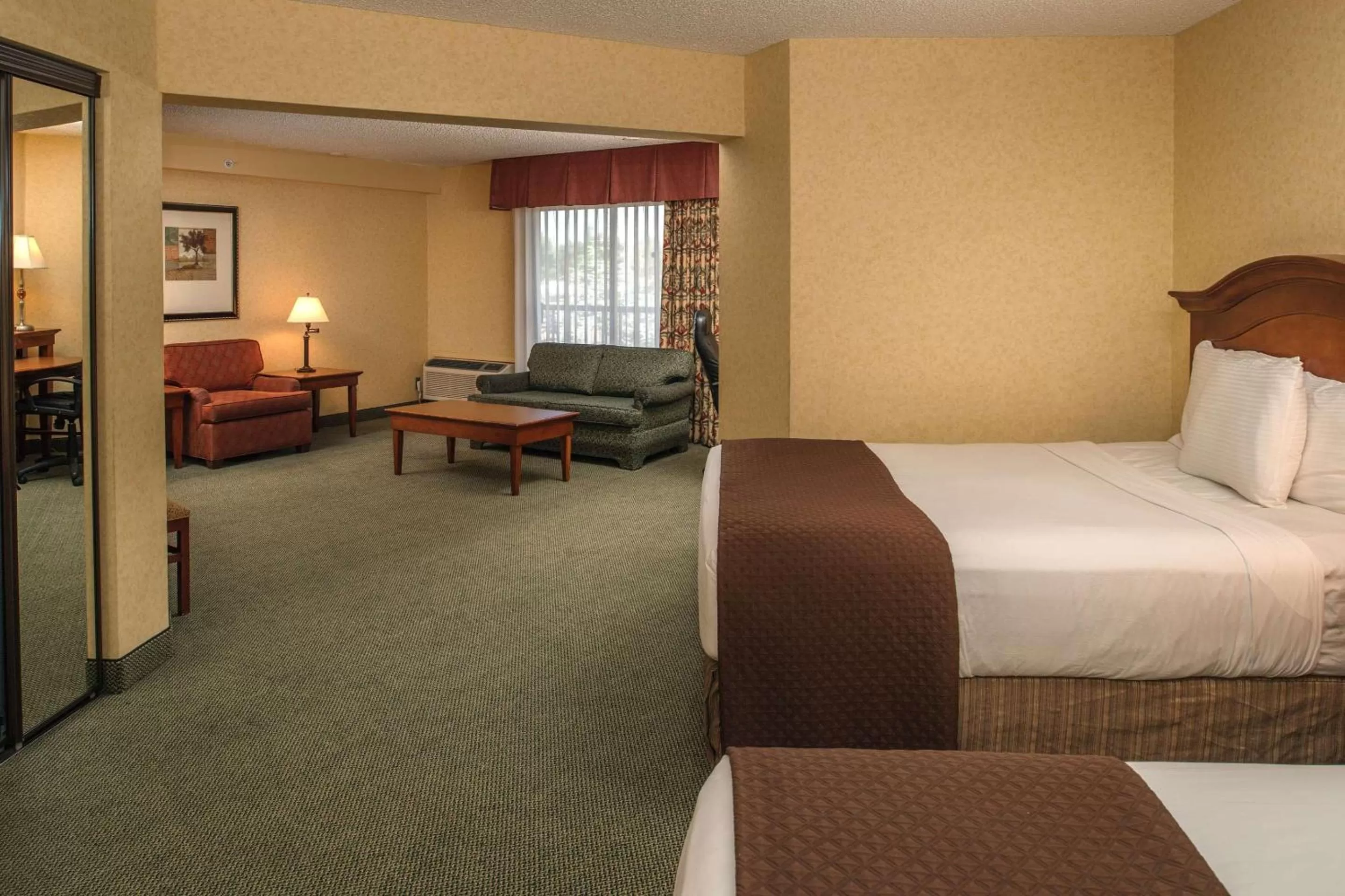 Living room, Bed in Red Lion Hotel Pasco Airport & Conference Center