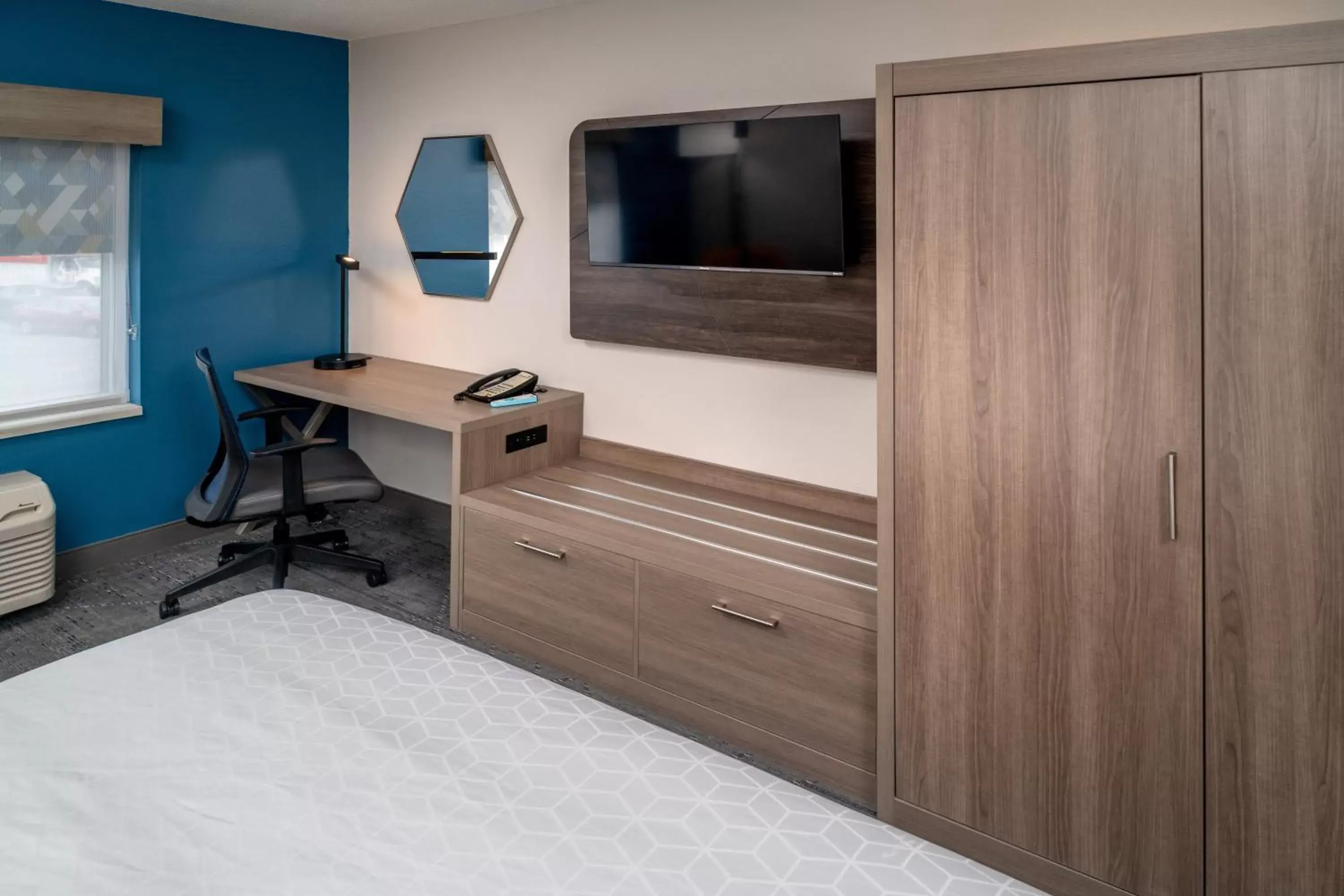 Standard King Room with Roll-in Shower - Mobility Accessible in Holiday Inn Express - Charleston/Kanawha City by IHG Standard King Room with Roll-in Shower - Mobility Accessible in Holiday Inn Express - Charleston/Kanawha City by IHG