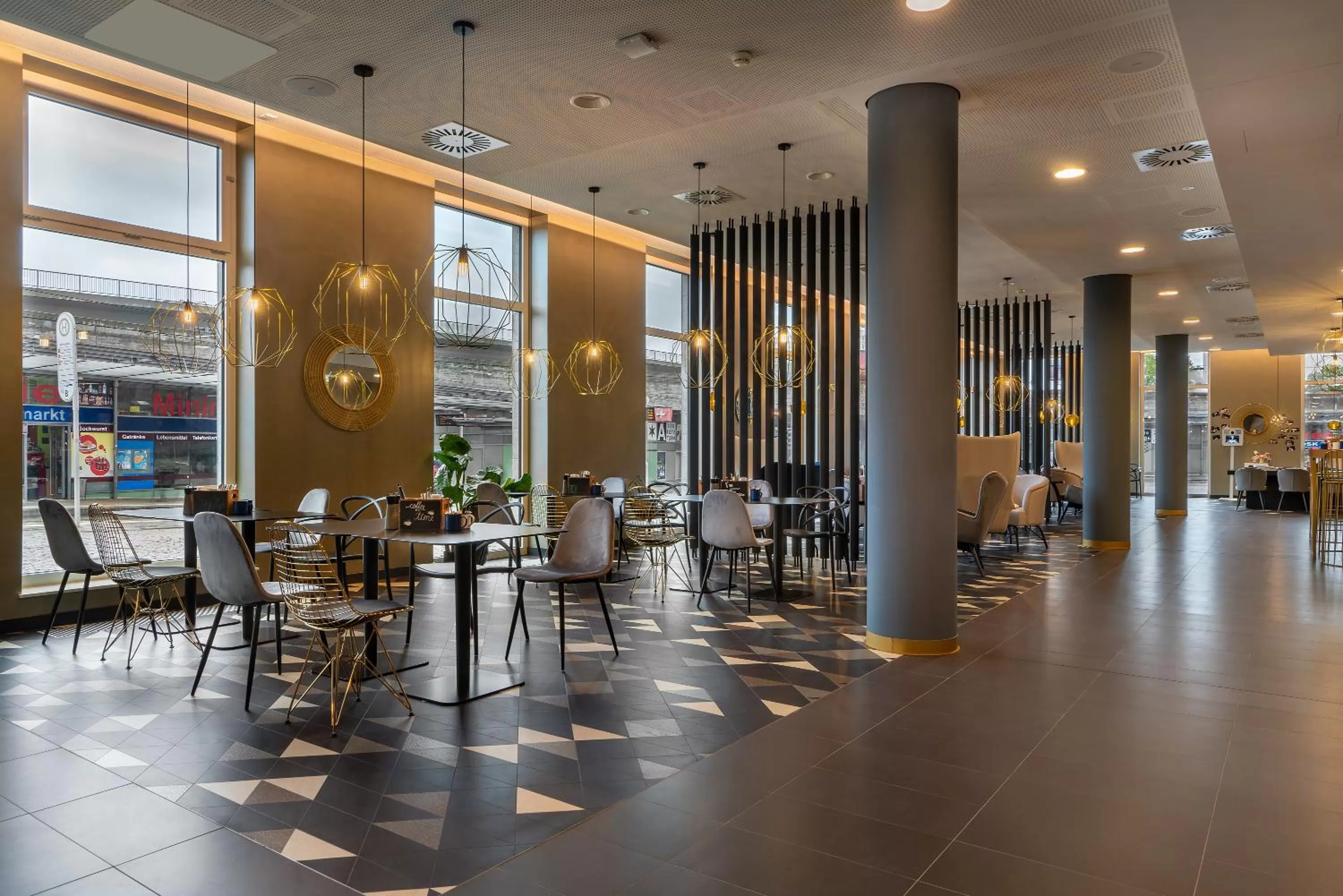 Restaurant/places to eat in Holiday Inn - the niu, Ridge Halle Central Station by IHG