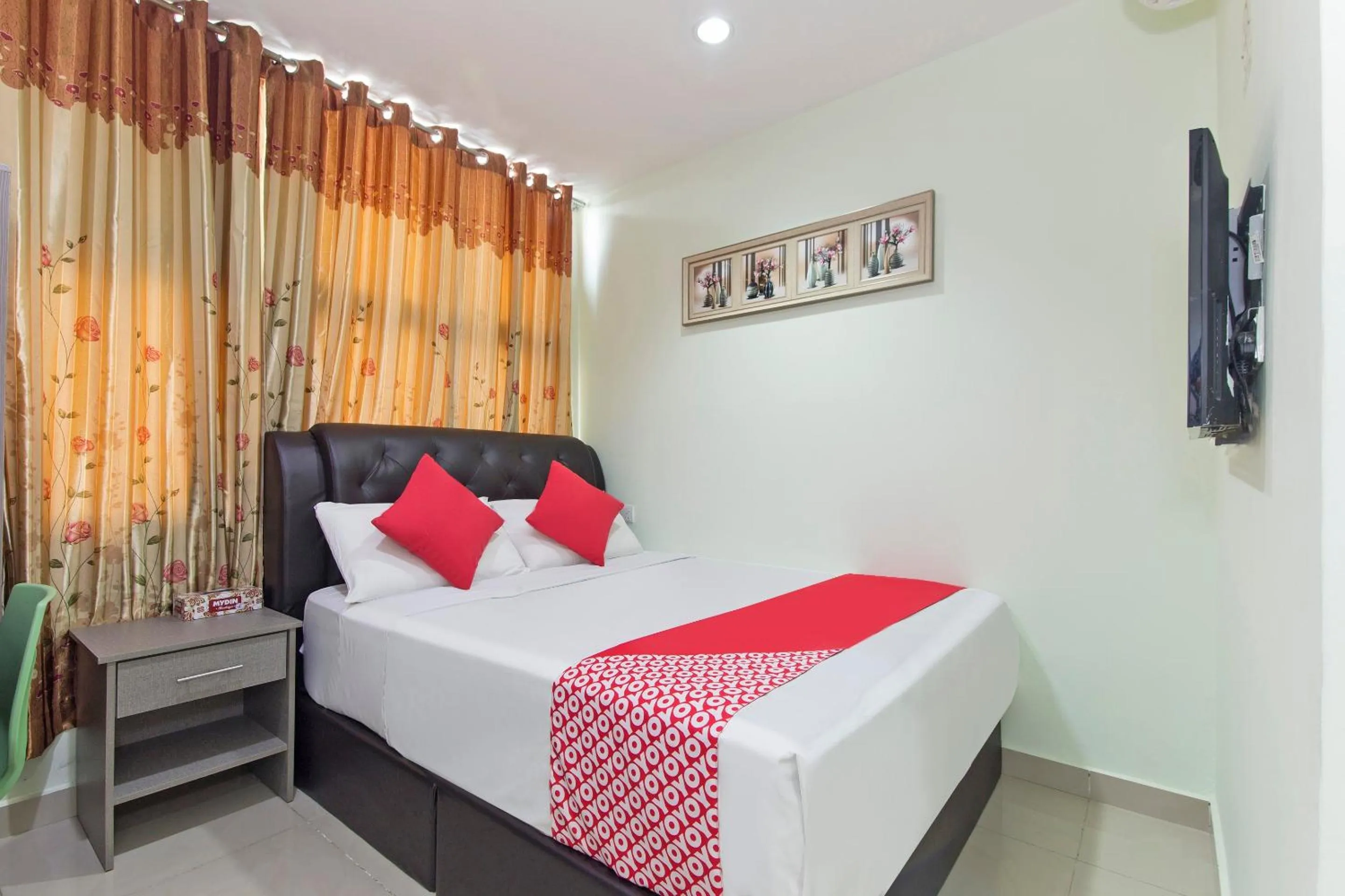 Bedroom, Bed in OYO 444 KL Empire Hotel