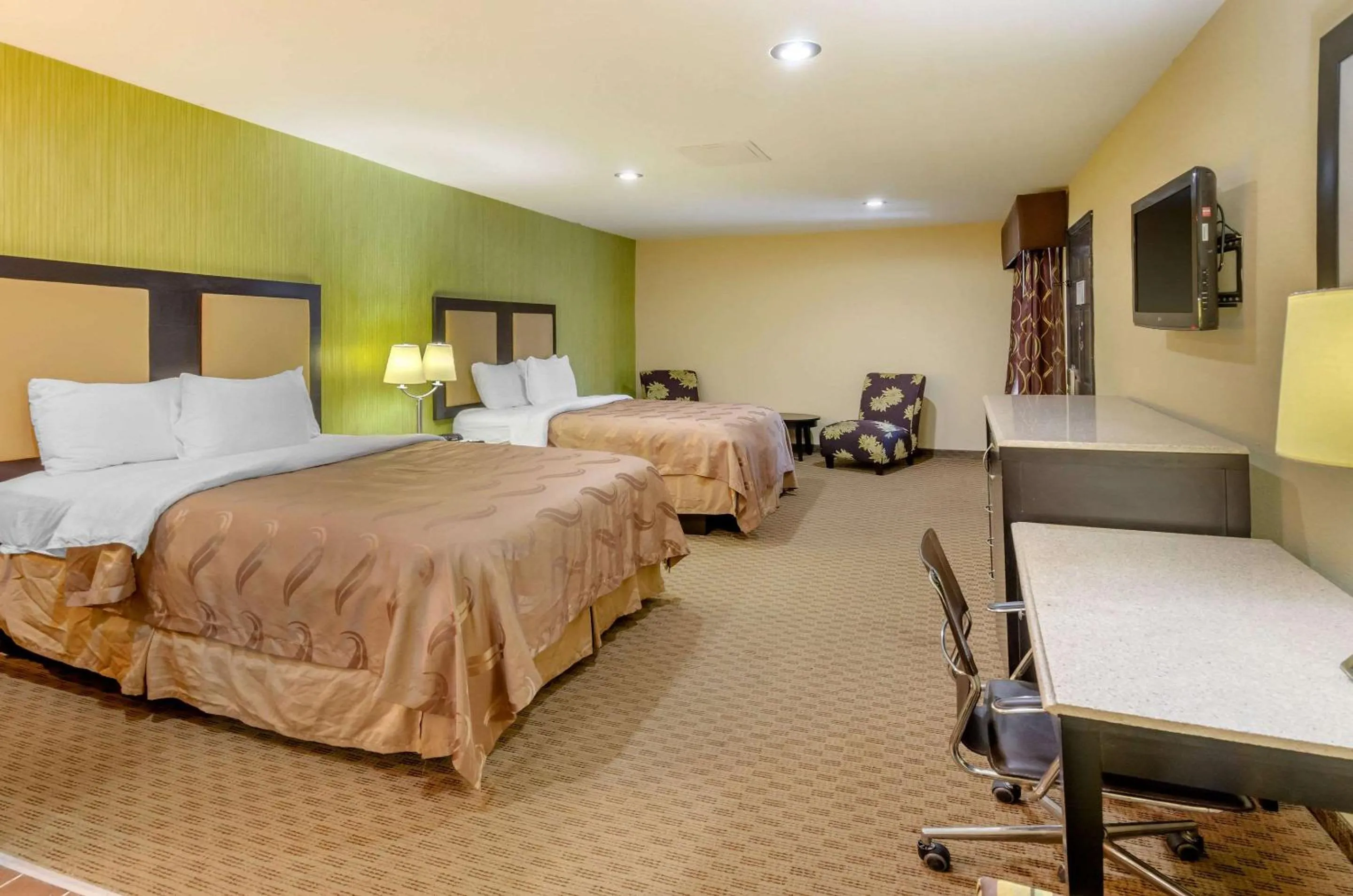 Photo of the whole room, Bed in Quality Inn Covington Downtown