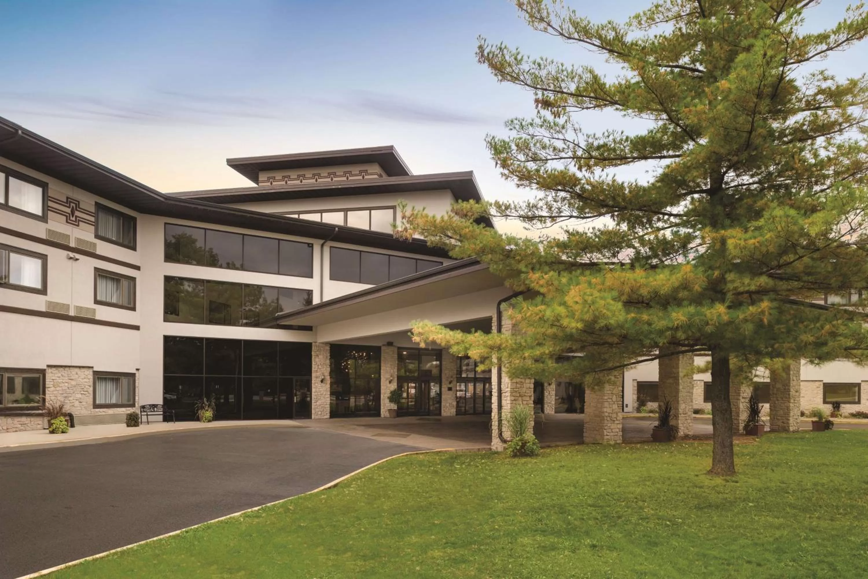 Property Building in Radisson Hotel & Conference Center Green Bay