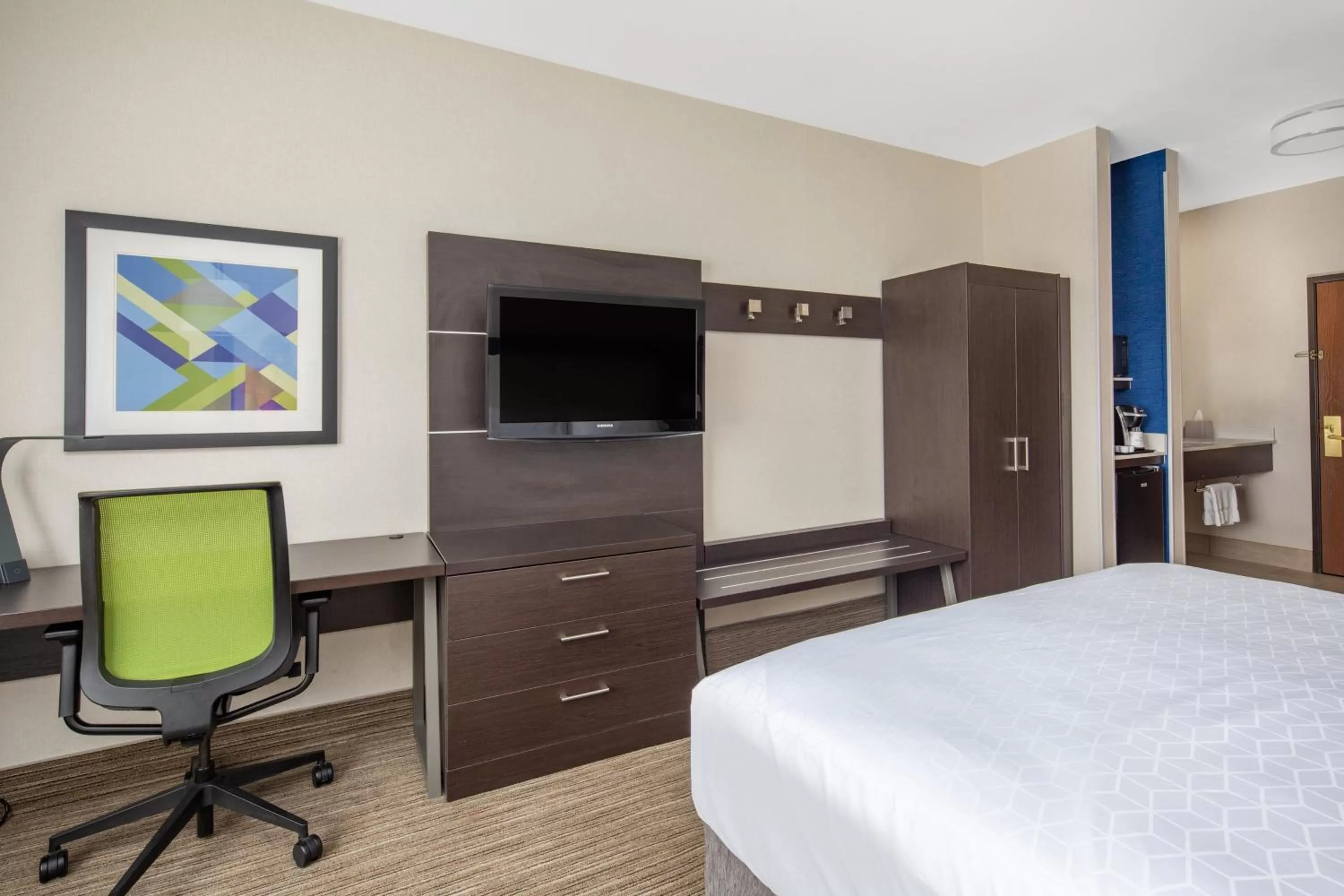 Photo of the whole room, Bed in Holiday Inn Express Hotel & Suites Bishop by IHG