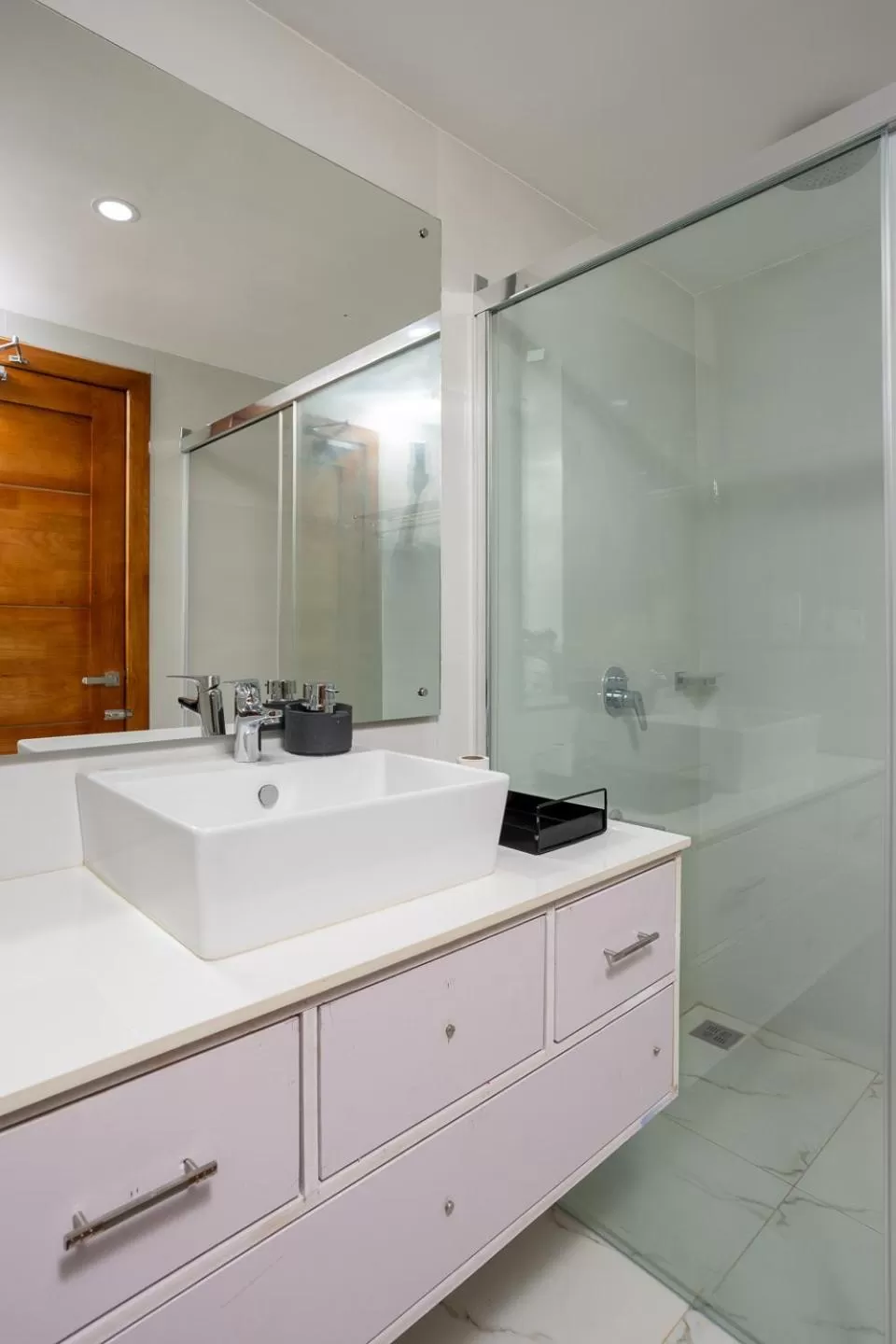 Shower, Bathroom in HOTEL WHITE HOUSE, Munnar