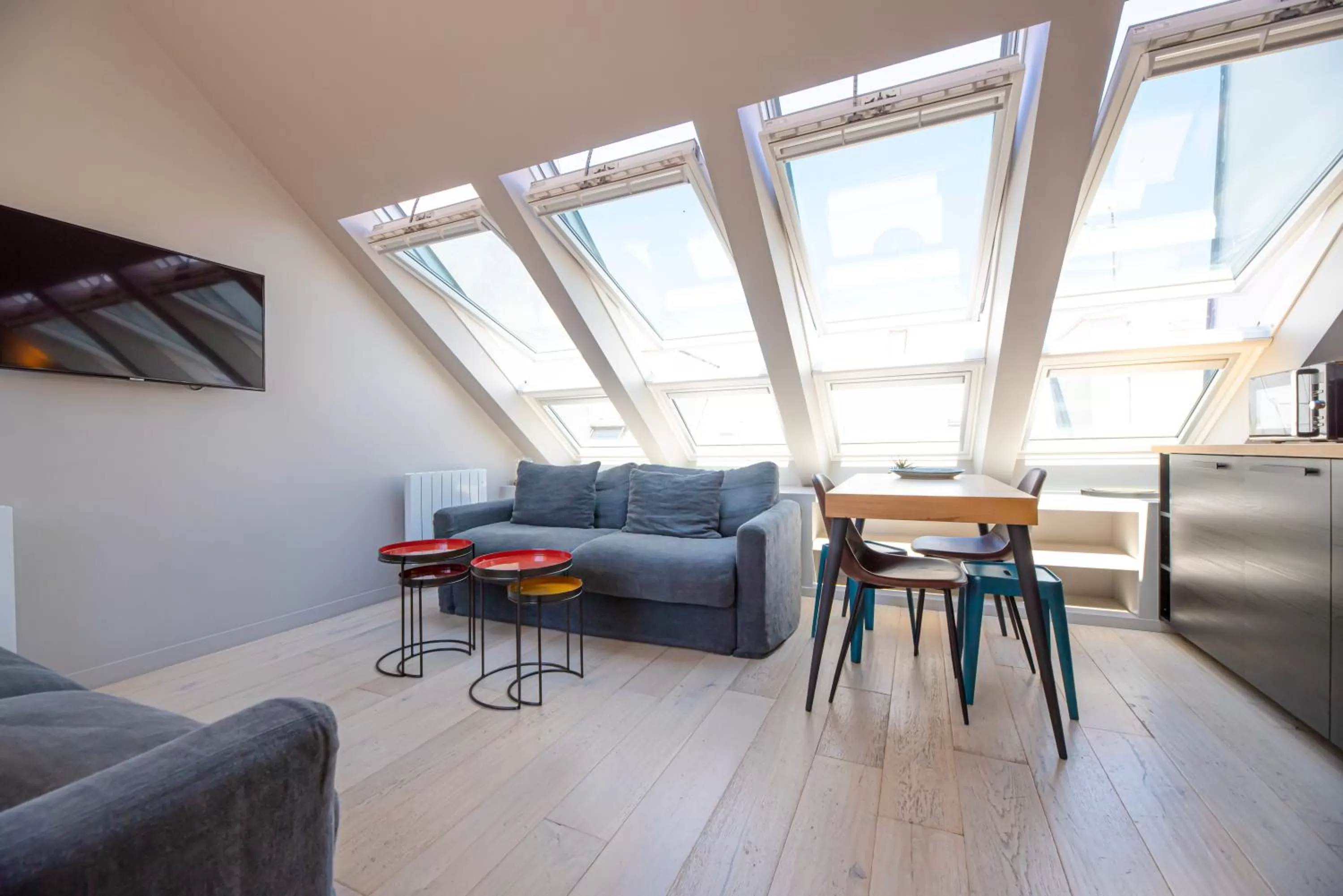 Communal lounge/ TV room in Résidence du Louvre