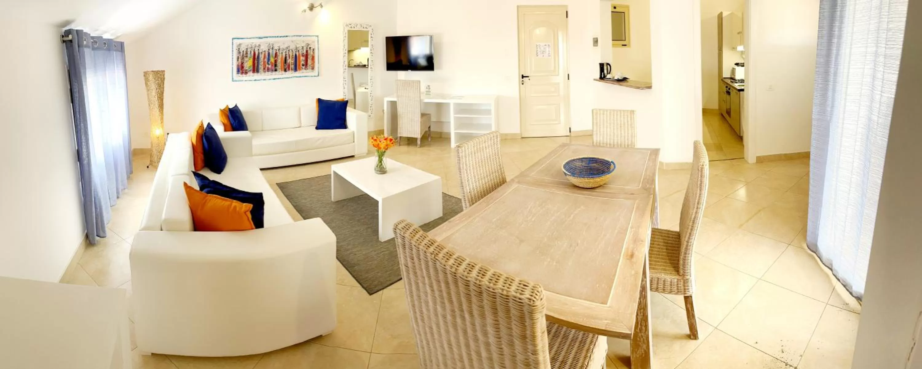 TV and multimedia in Branco Suites - Rooms & Holiday Apartments