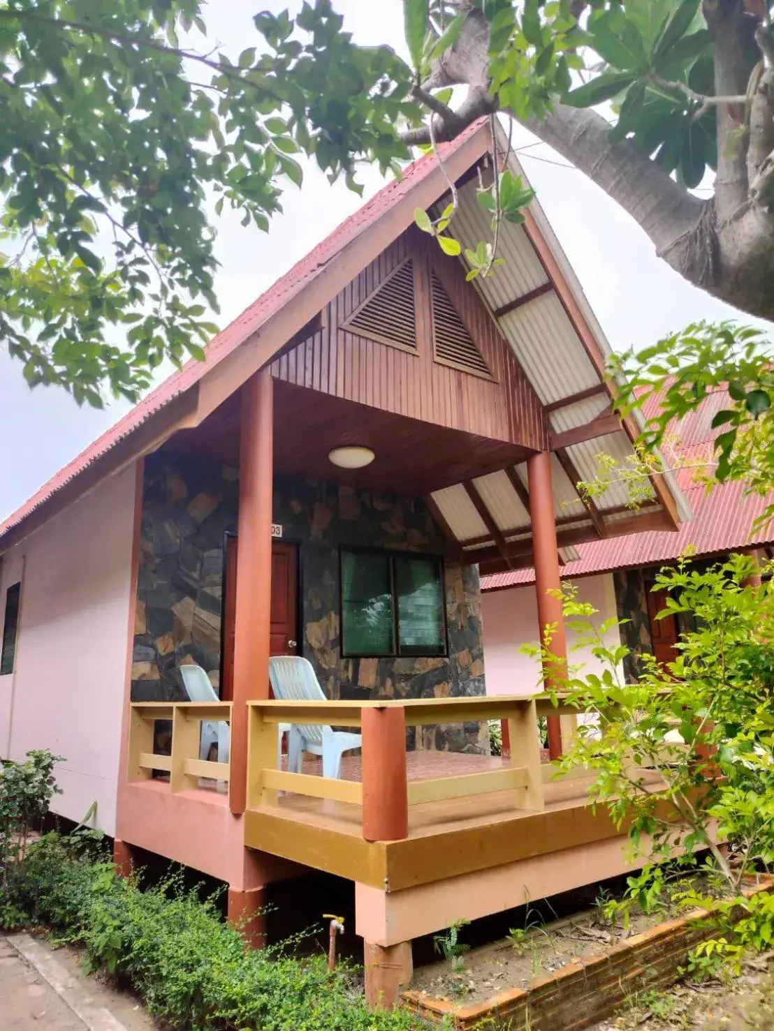 Deluxe Bungalow in D.R. Lanta Bay Resort Deluxe Bungalow in D.R. Lanta Bay Resort