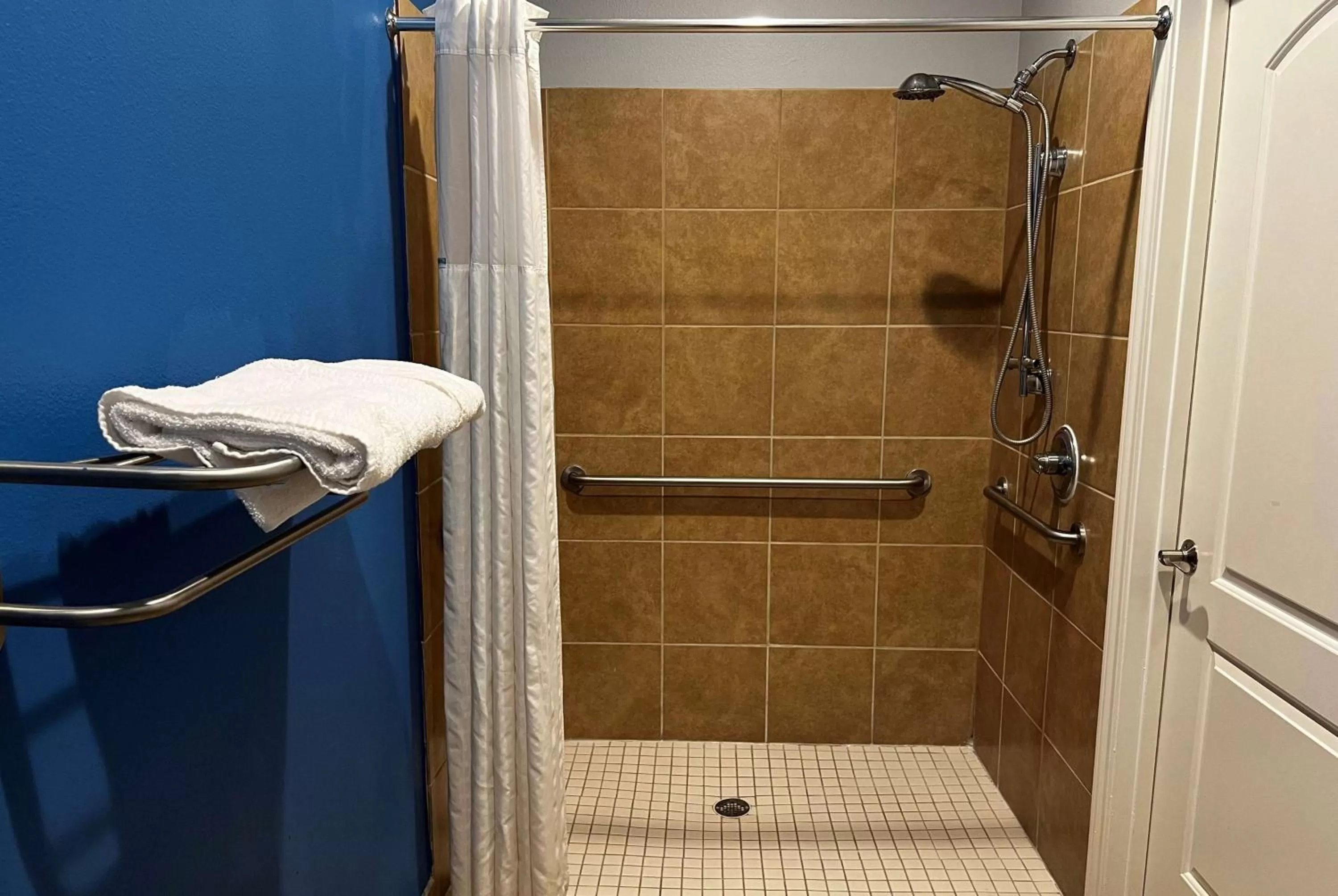 TV and multimedia in Super 8 by Wyndham Houston North I-45