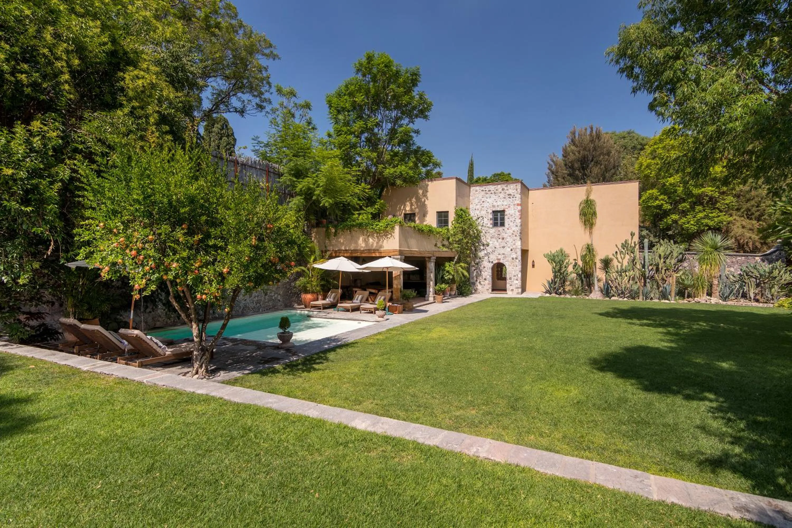 Property building in Villa Santa Mónica