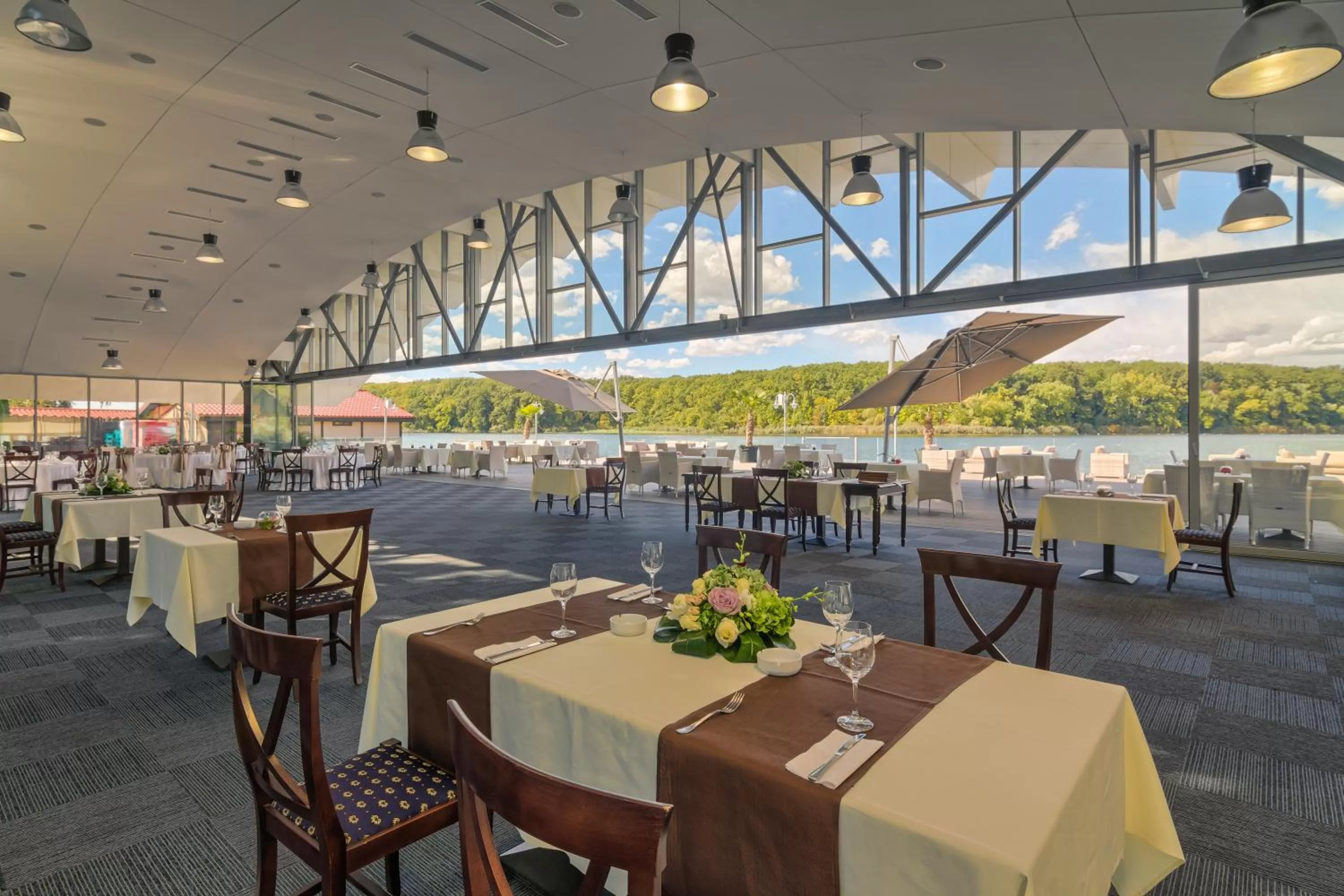 Restaurant/places to eat in Hotel Snagov Club