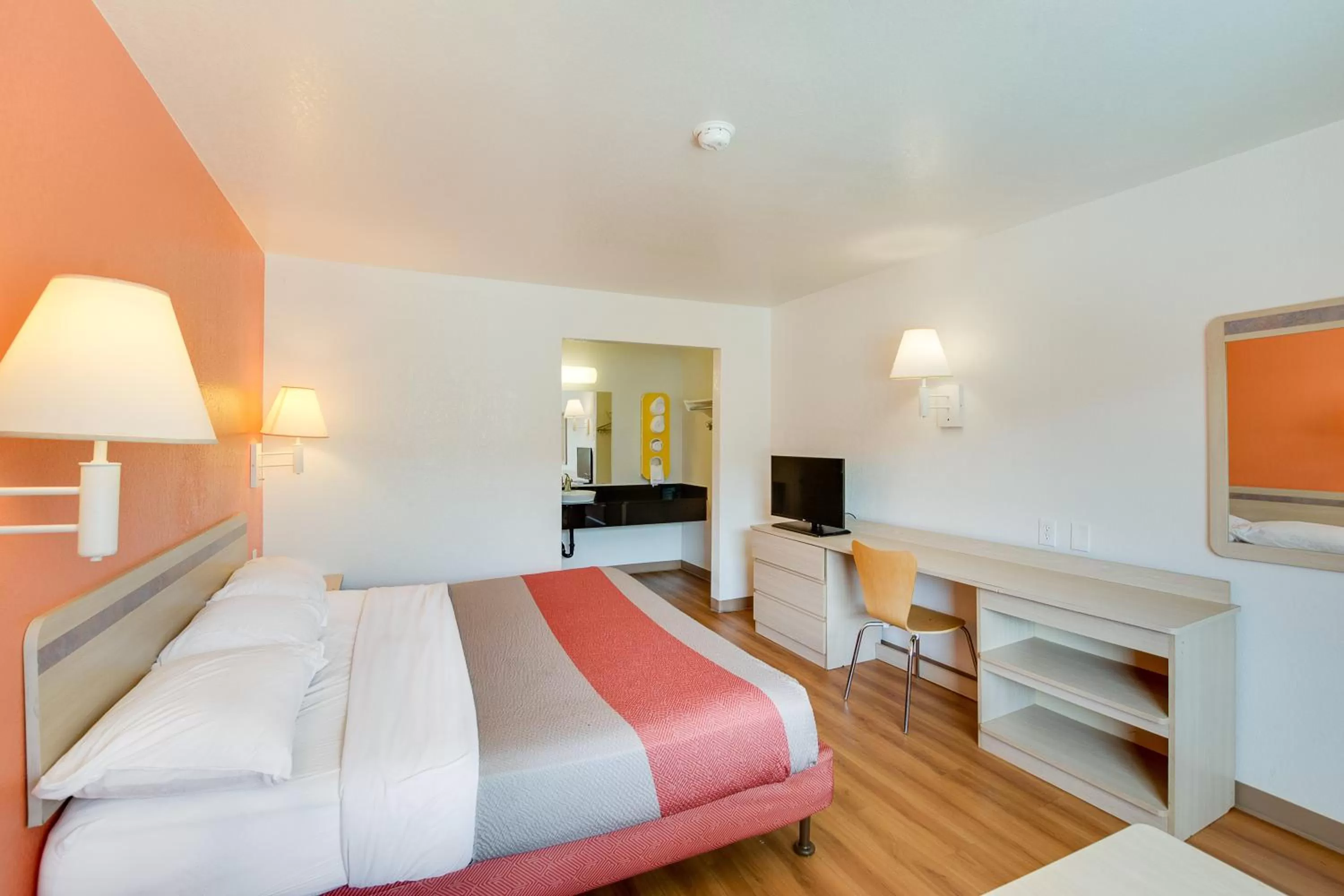 Bedroom, Bed in Motel 6-Columbus, OH - West