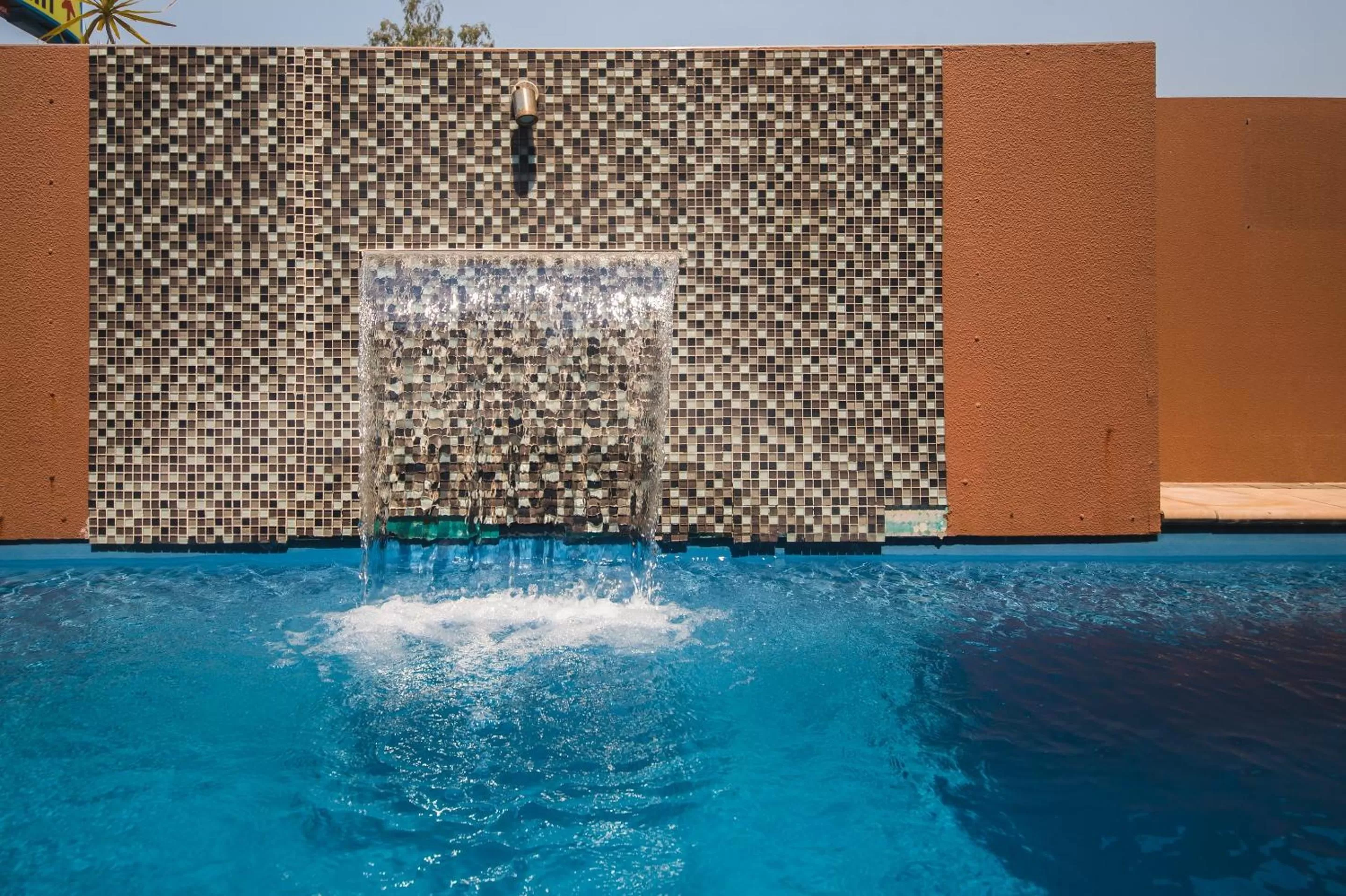 Swimming pool in Rocky Resort Motor Inn