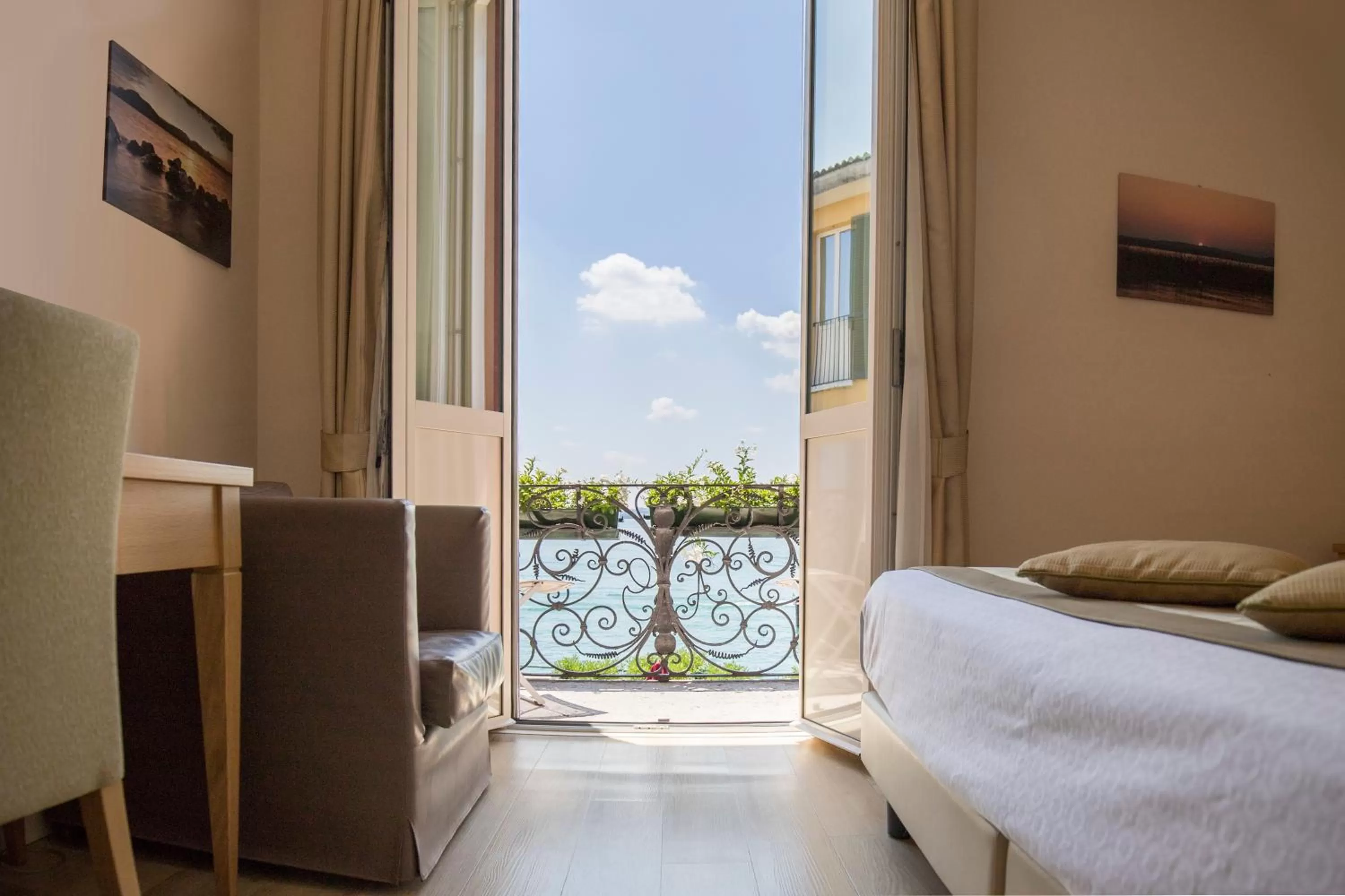 Balcony/Terrace, Bed in Hotel Sirmione Terme