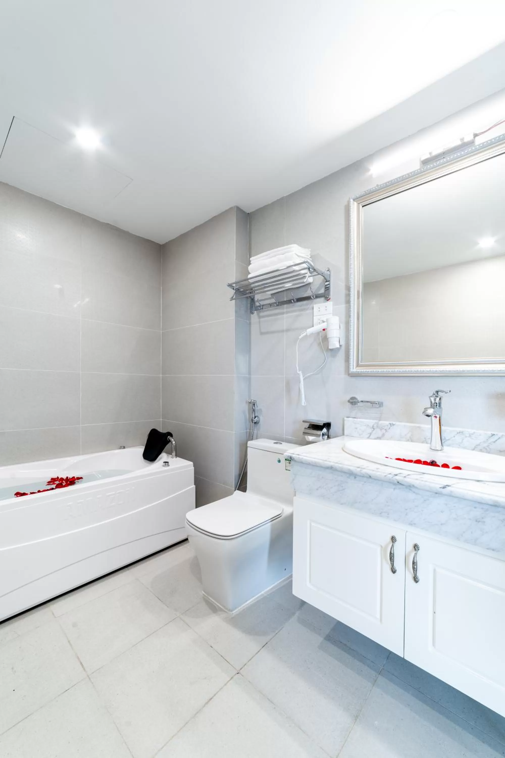 Bathroom, Bed in Rosee Apartment Hotel