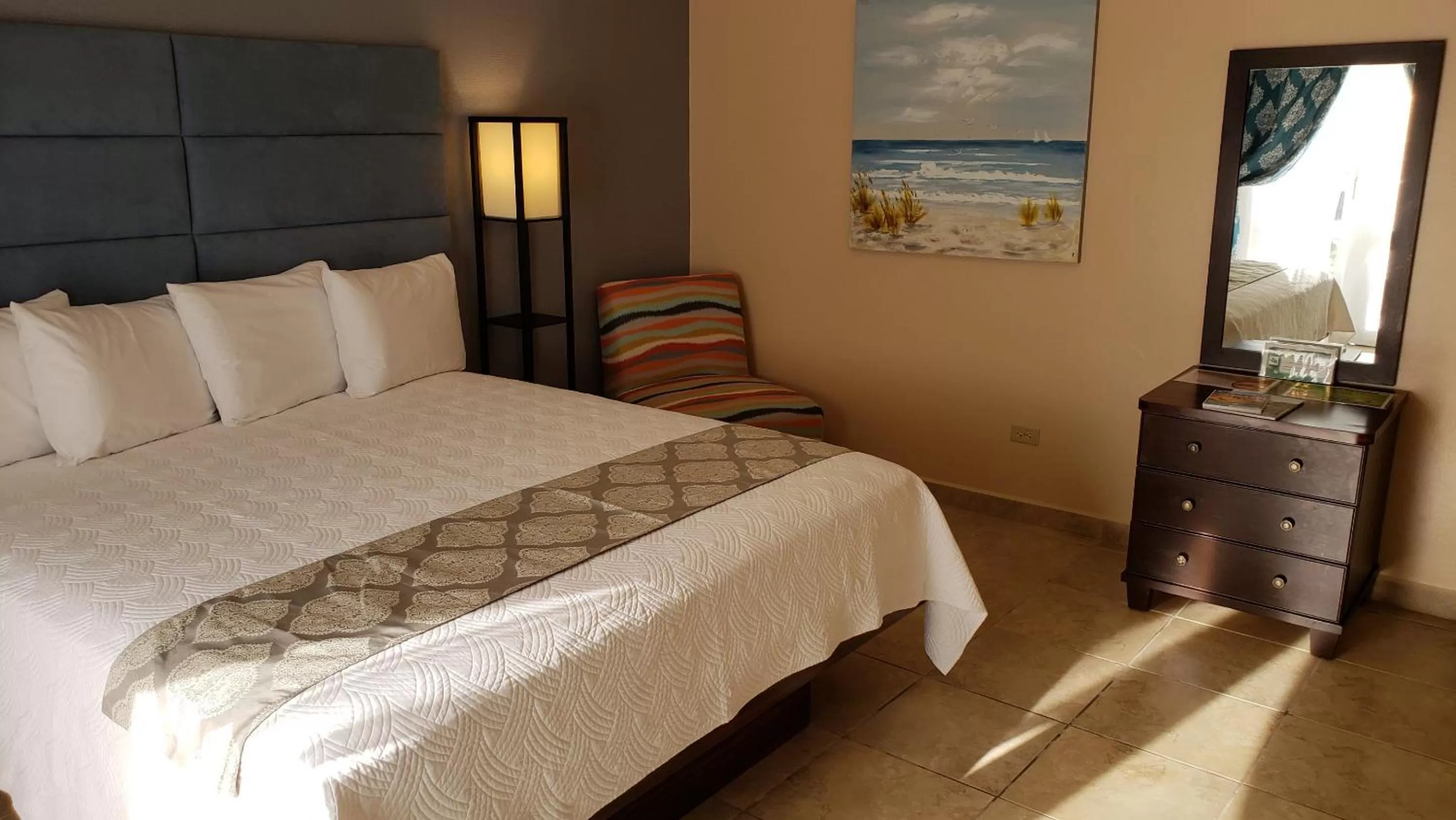 Bedroom, Bed in Combate Beach Resort