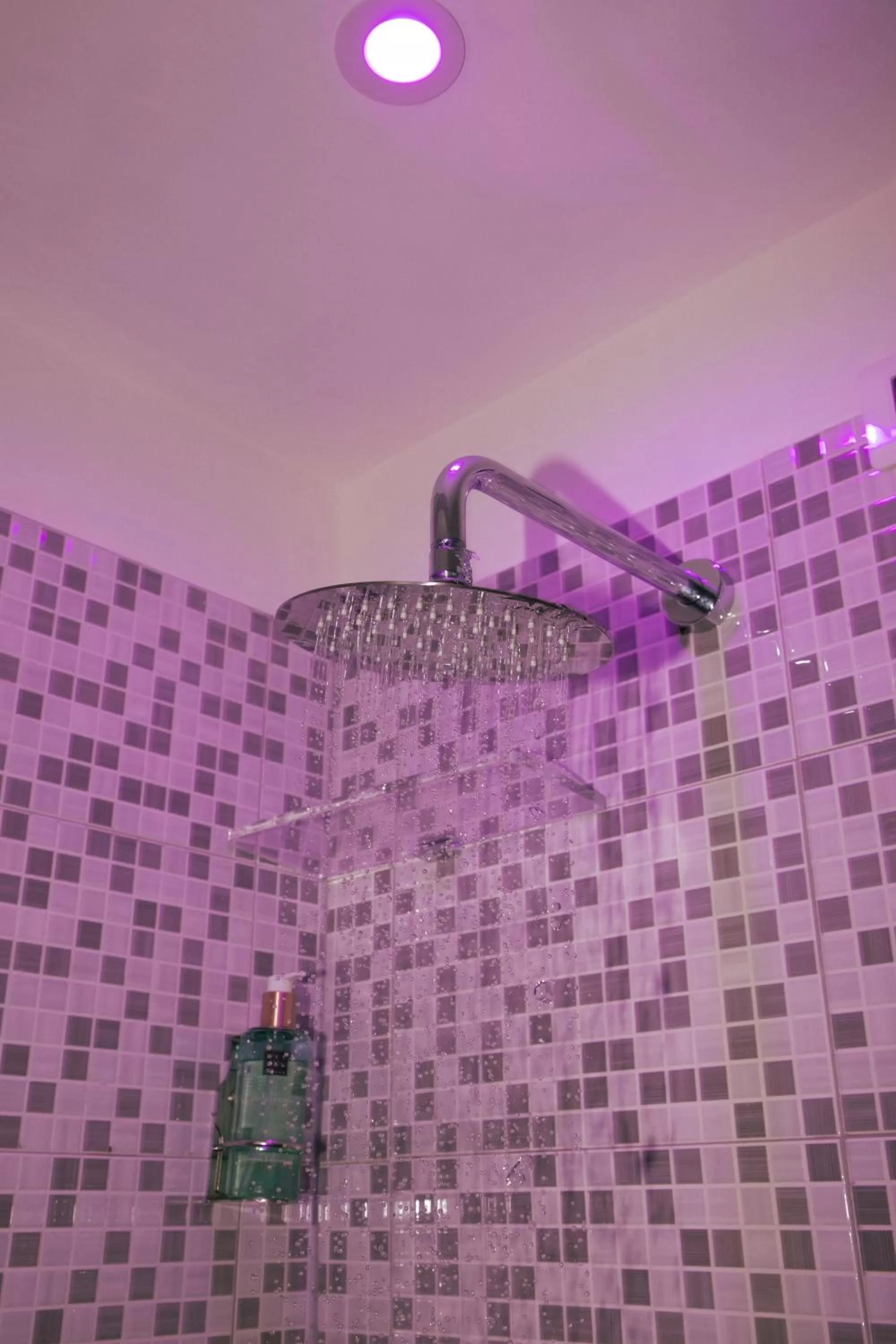 Shower in Hotel Calypso