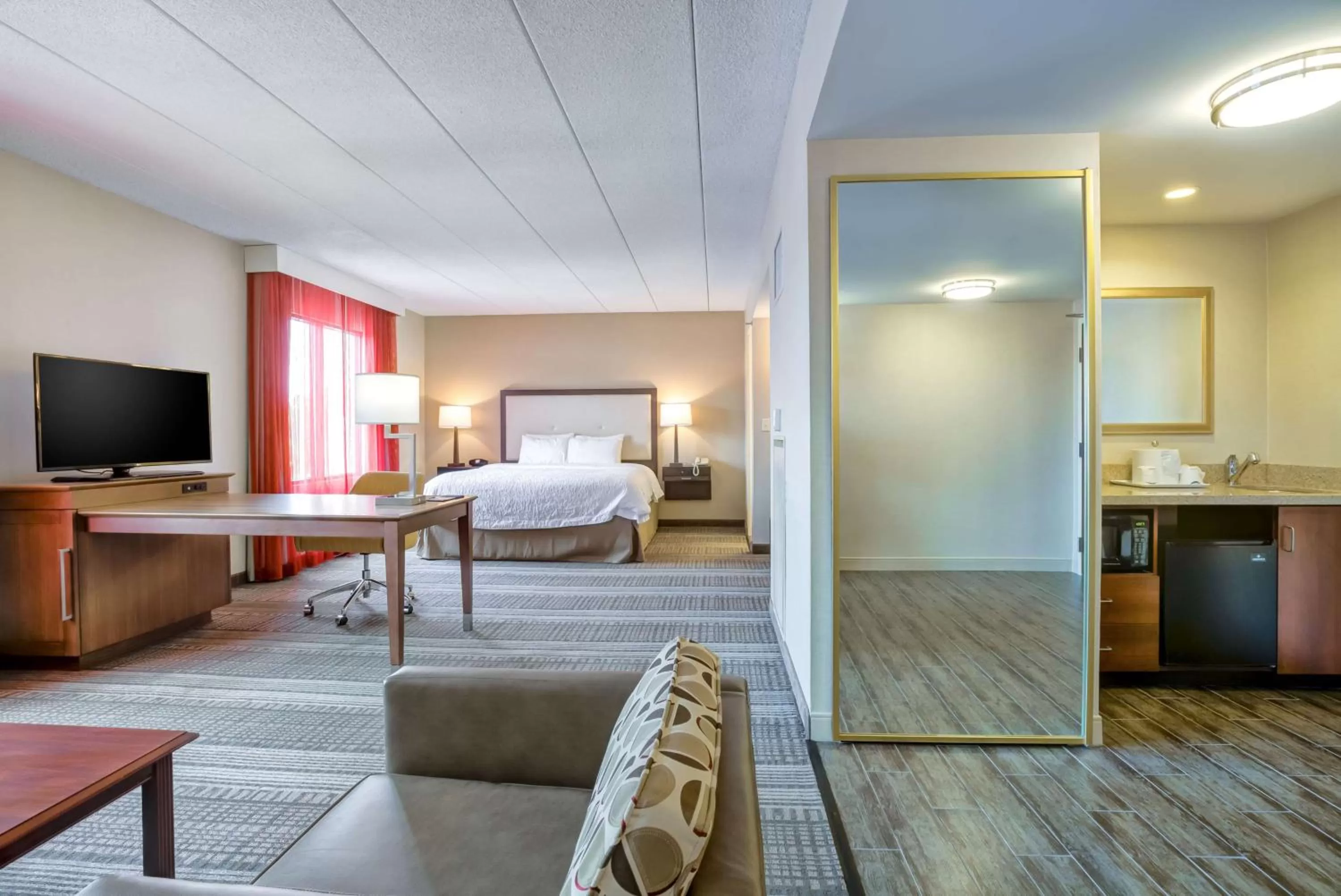 Bed in Hampton Inn Boston-Norwood