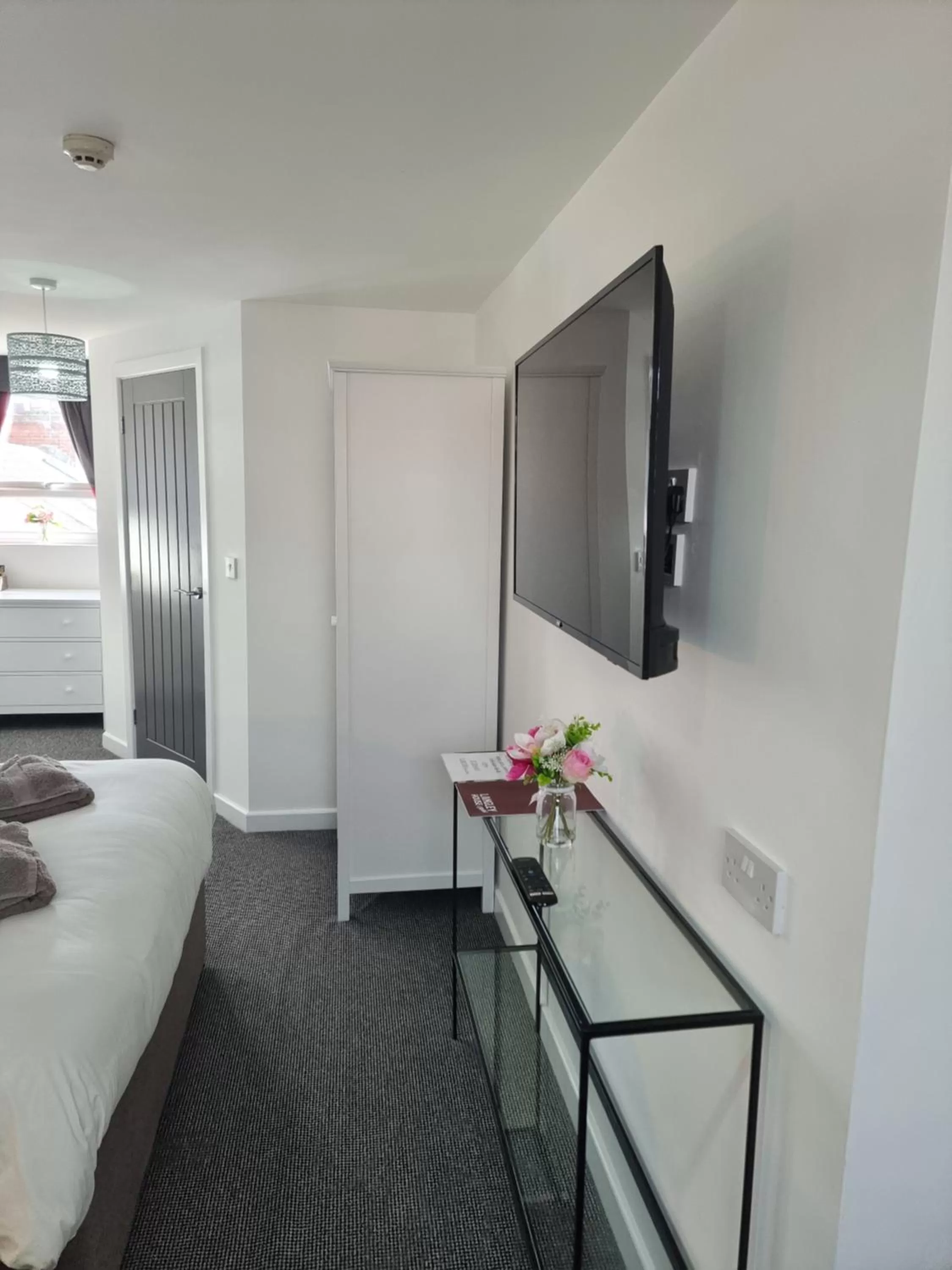 TV and multimedia, TV/Entertainment Center in Langley House Hotel