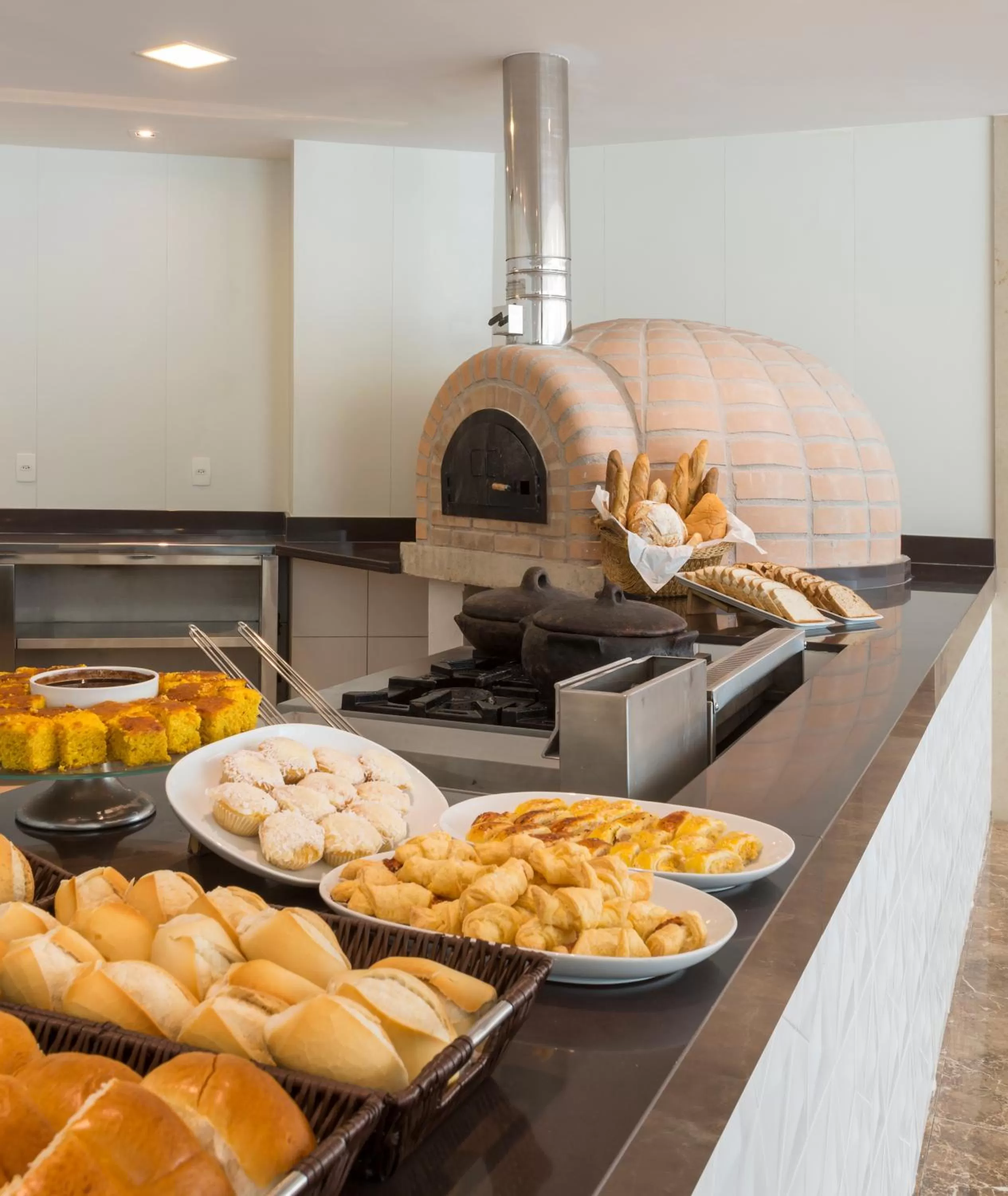 Restaurant/places to eat in Sleep Inn Praia do Canto