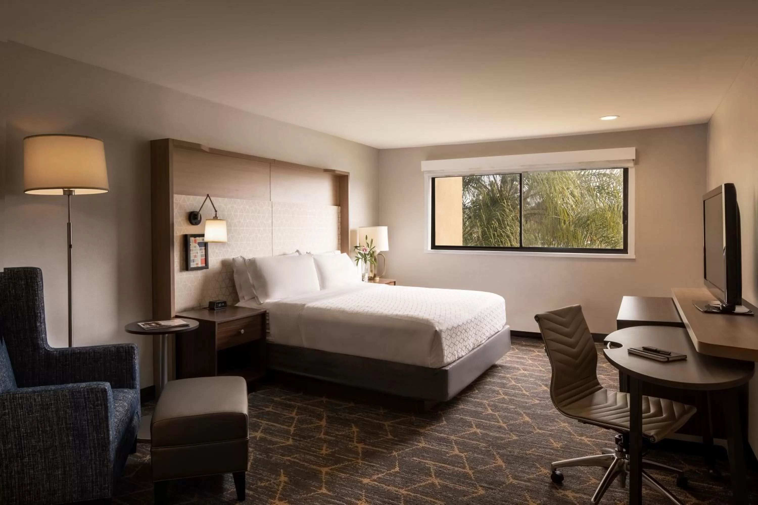 Photo of the whole room, Bed in Holiday Inn Santa Ana-Orange County Airport by IHG